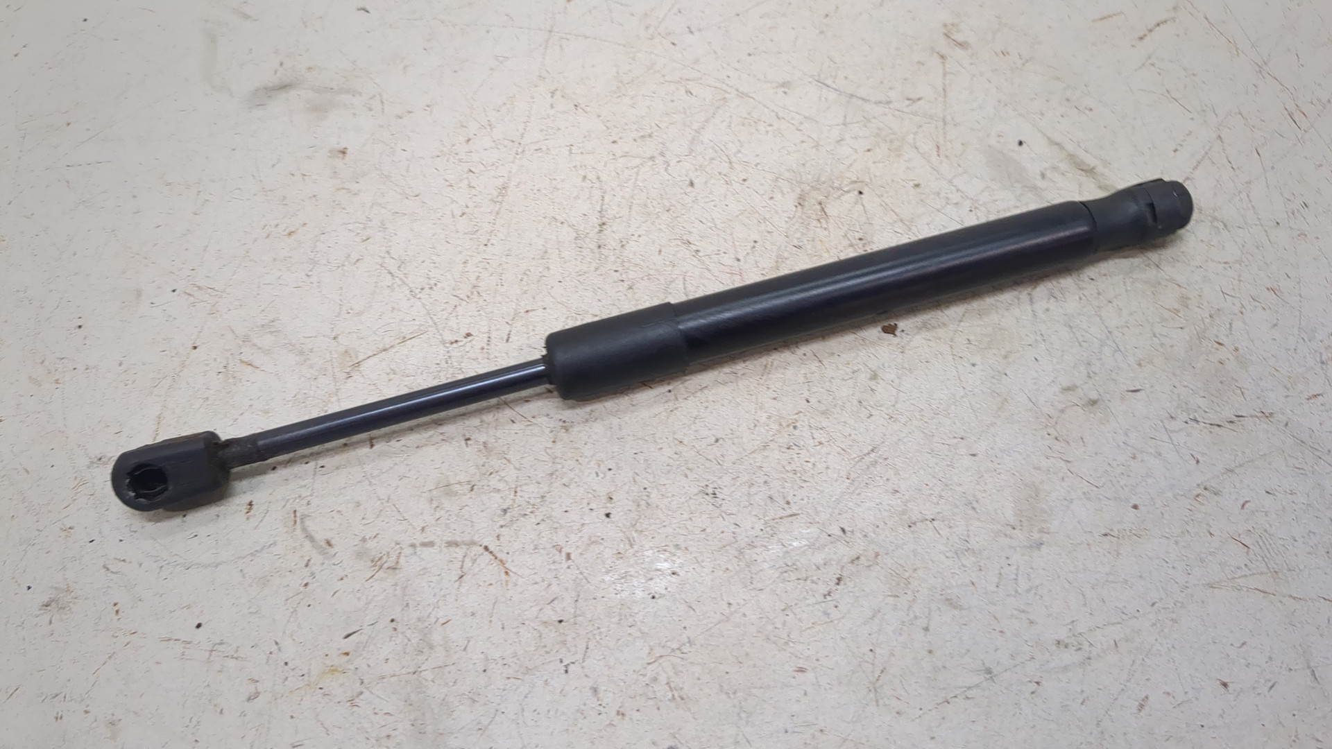 Амортизатор капота