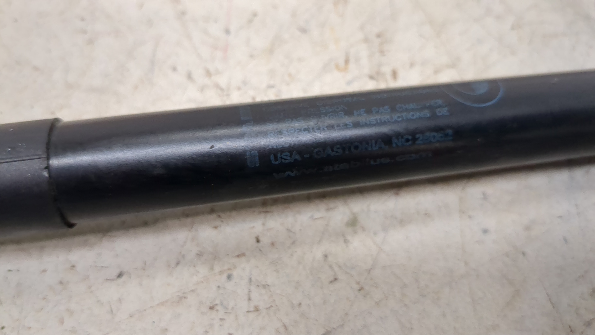 Амортизатор капота