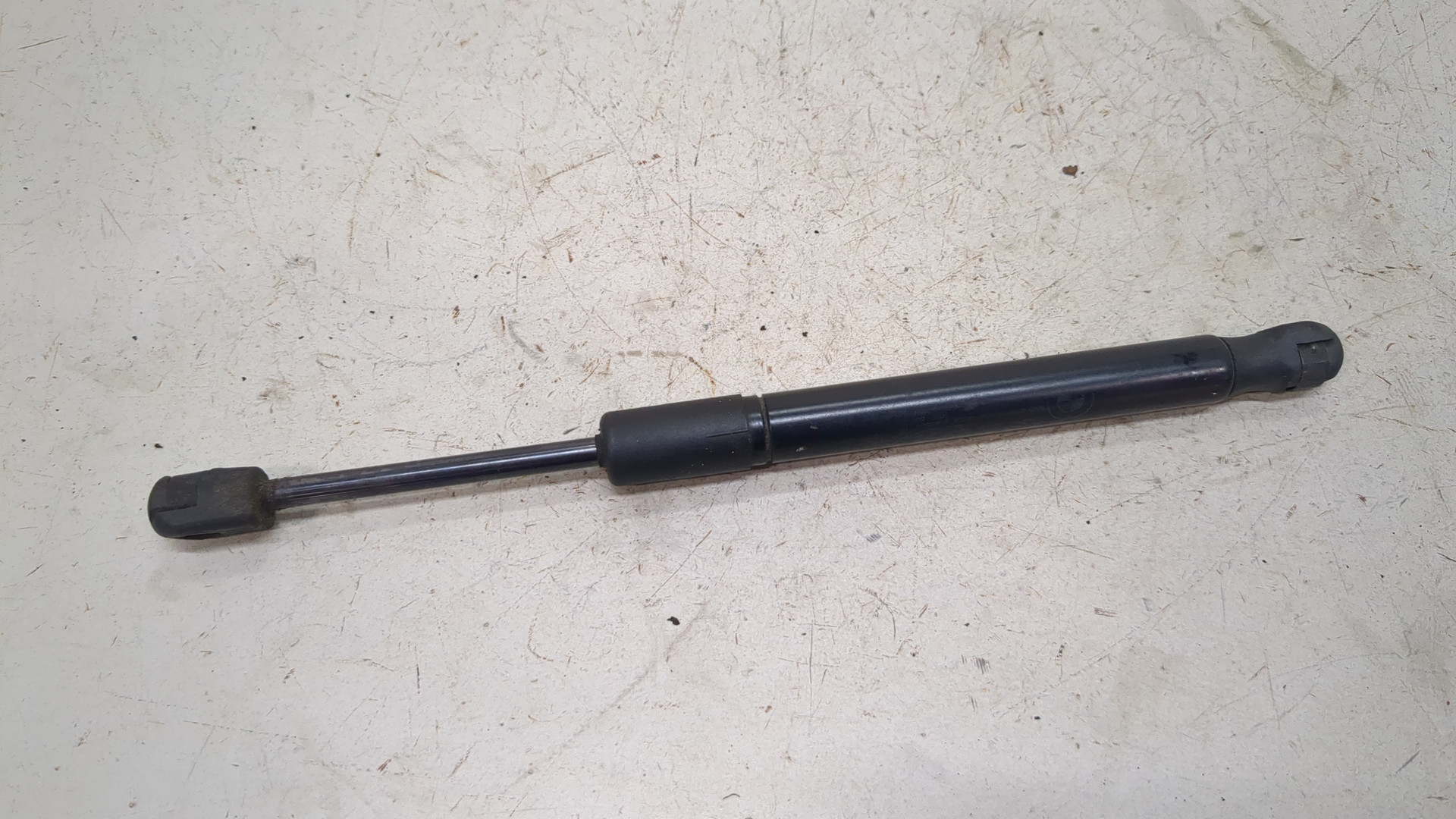 Амортизатор капота