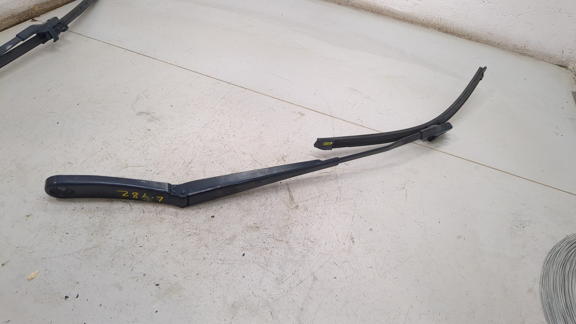 Поводок стеклоочистителя передний правый