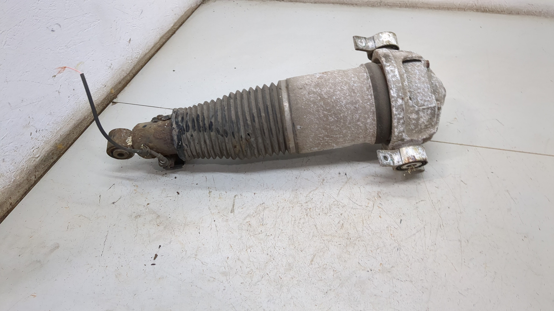 Амортизатор задний левый