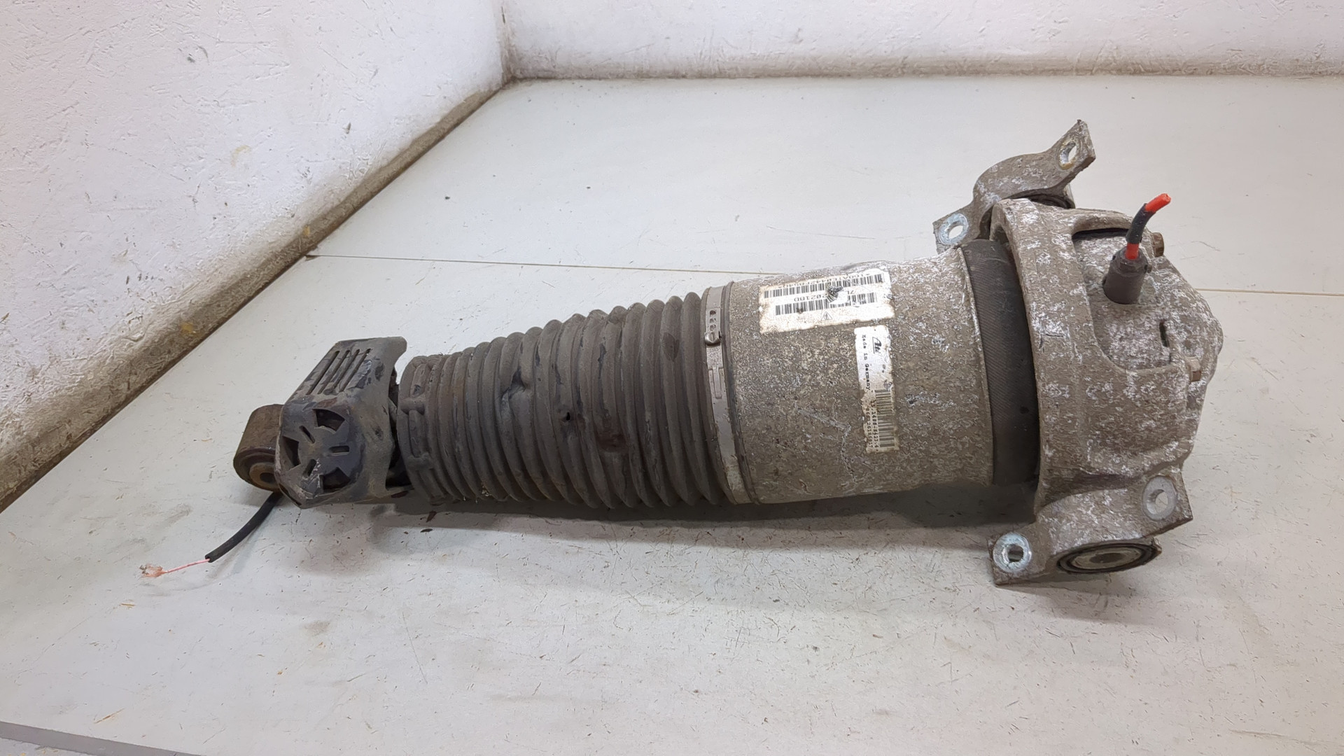 Амортизатор задний левый