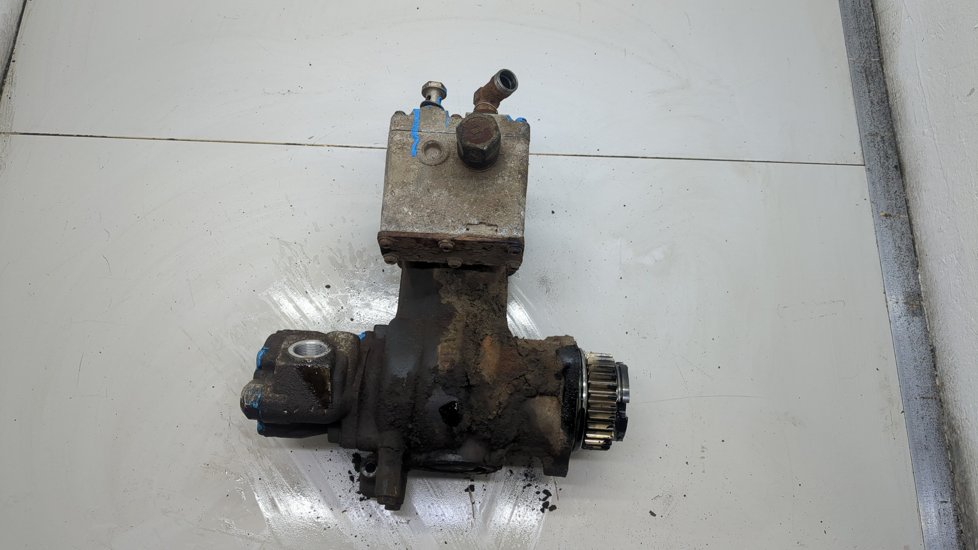 Насос регулировки подвески