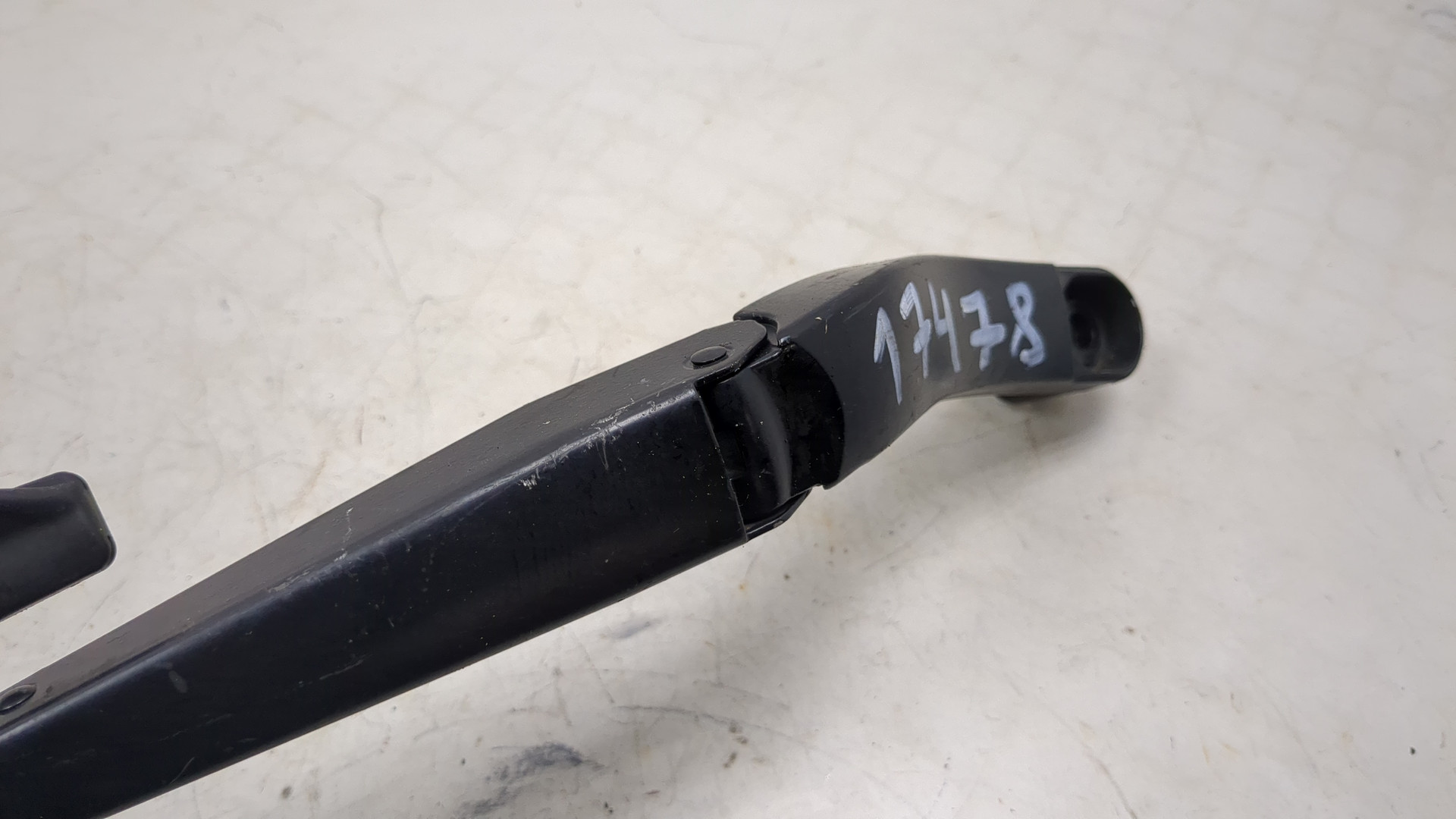 Поводок стеклоочистителя передний левый