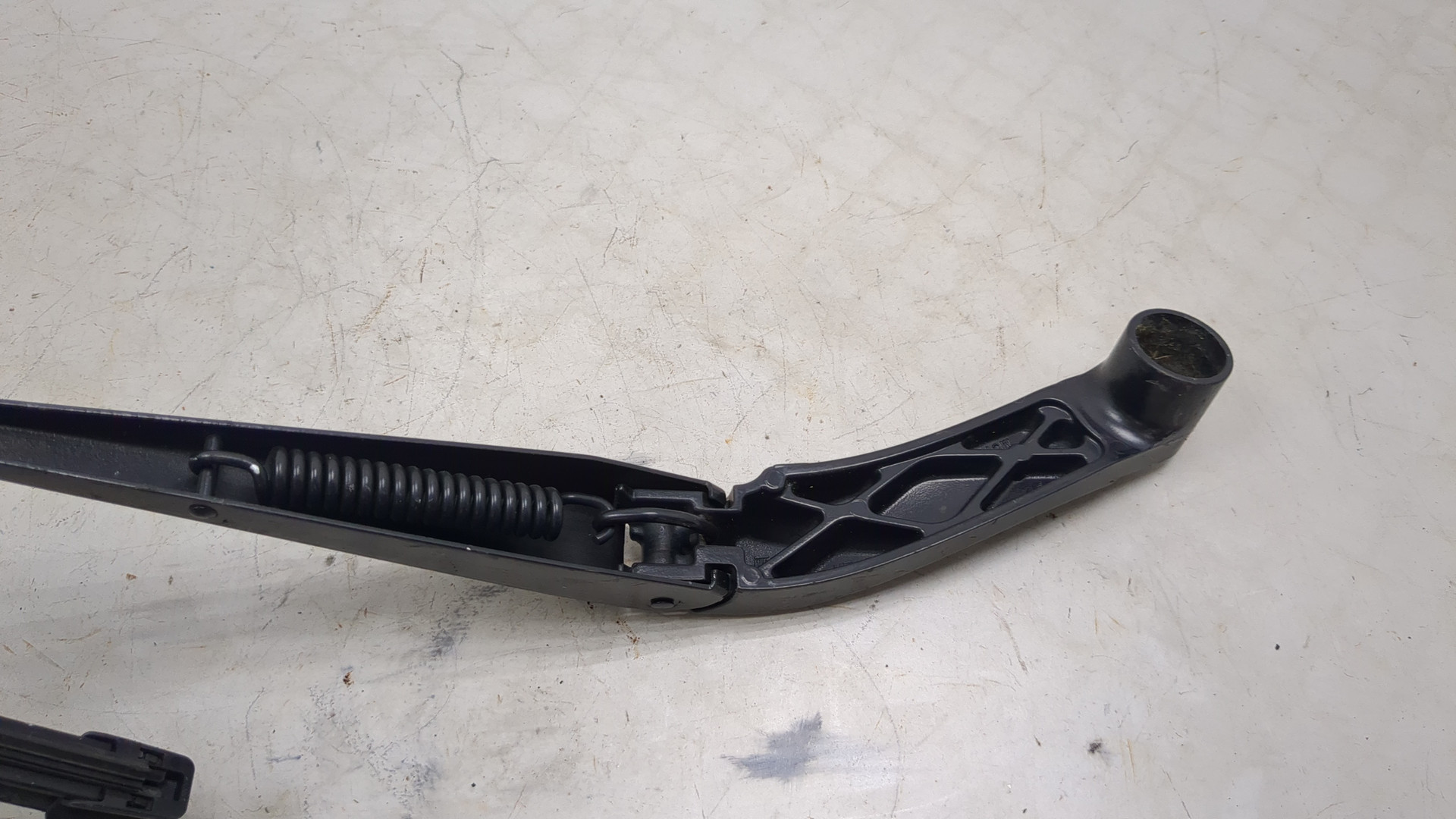 Поводок стеклоочистителя передний левый