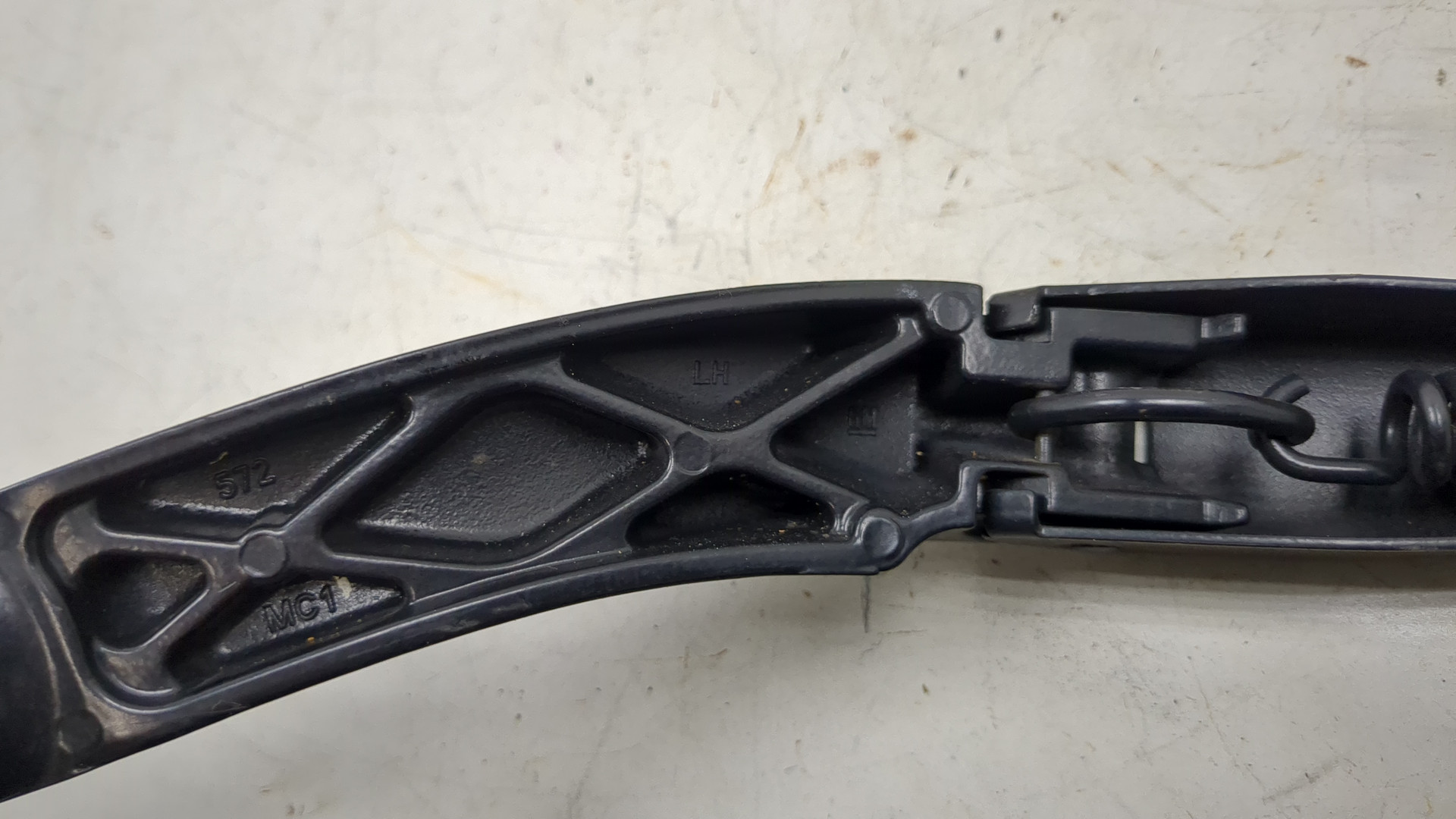 Поводок стеклоочистителя передний левый