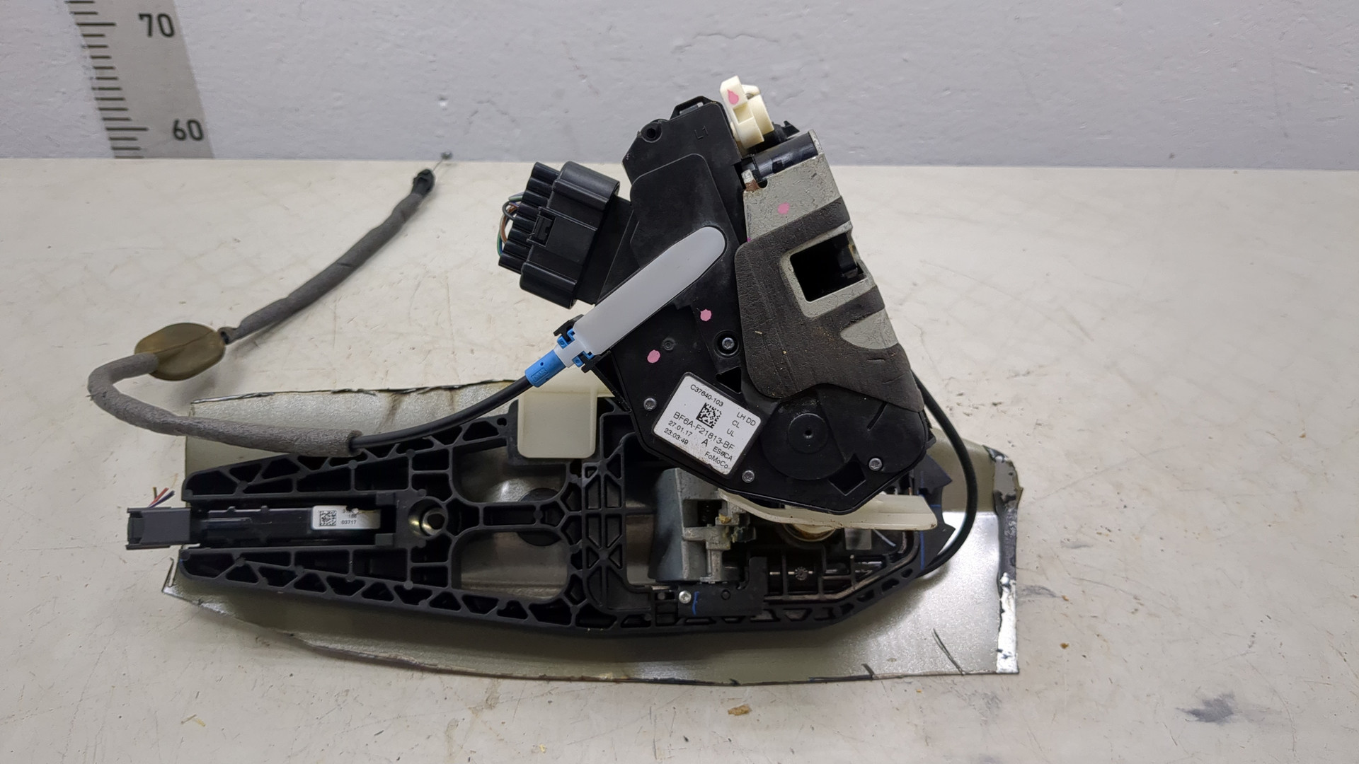 Замок двери передней левой