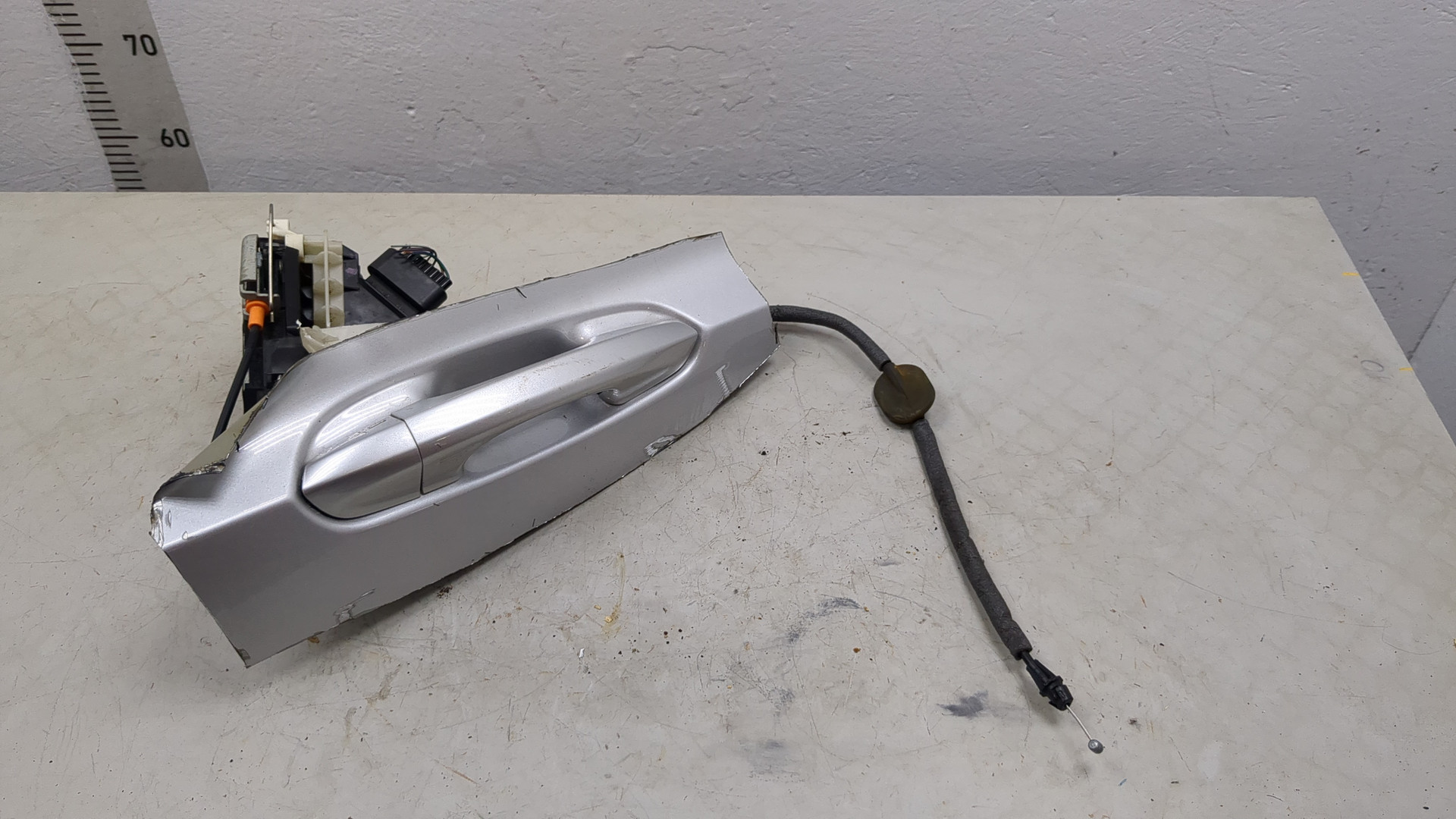 Замок двери передней левой