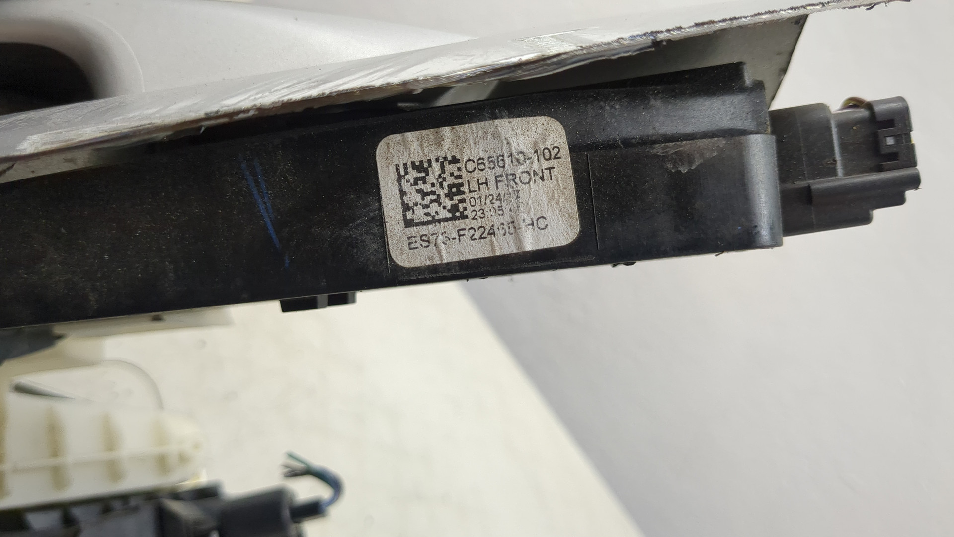 Замок двери передней левой