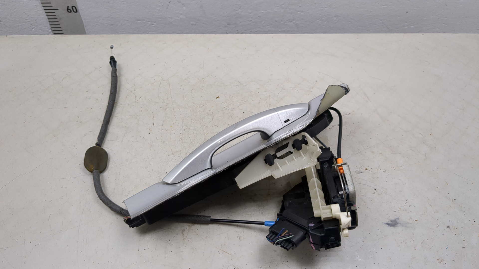 Замок двери передней левой