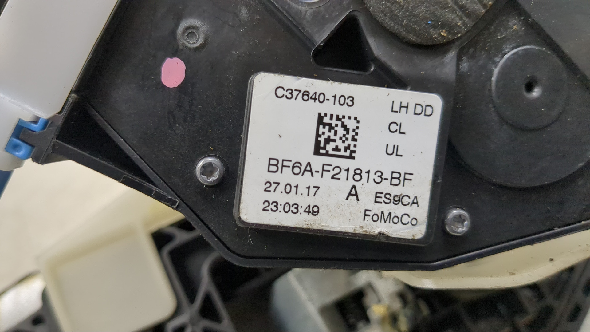 Замок двери передней левой