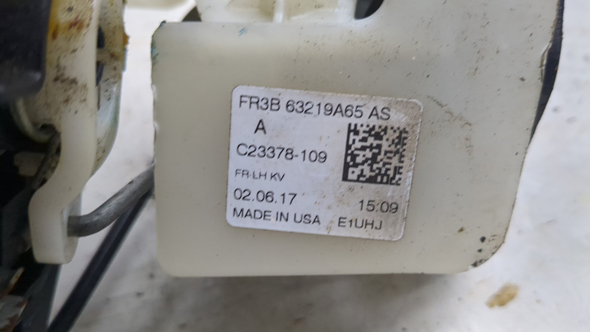 Замок двери передней левой