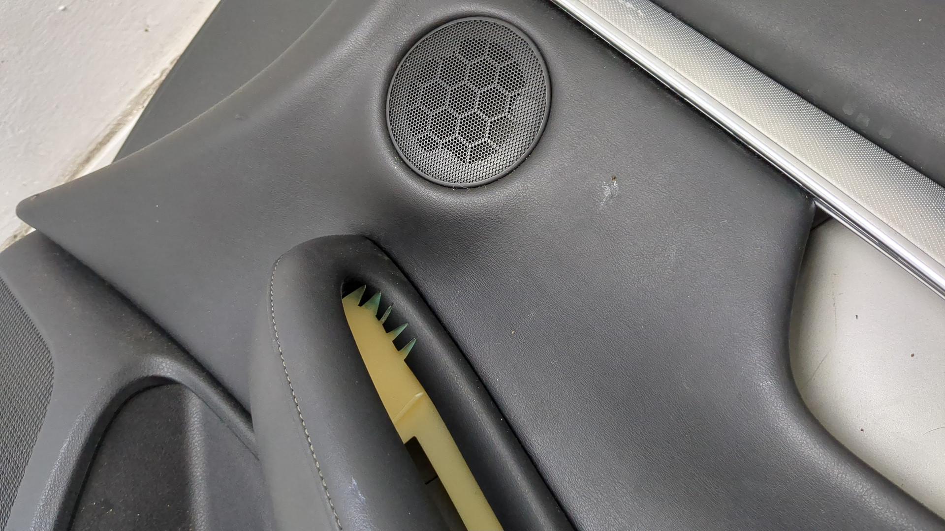 Обшивка двери передней правой