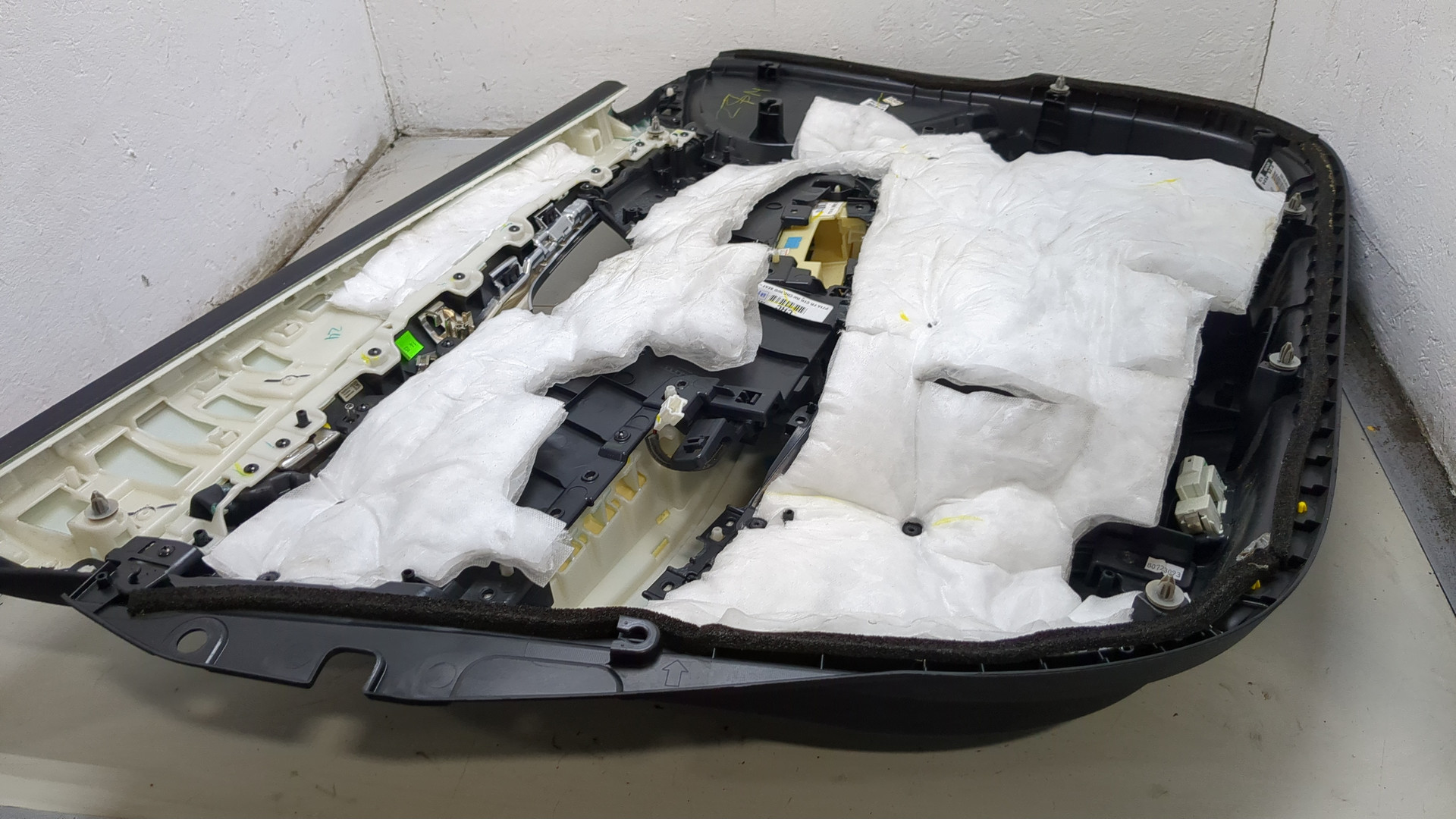 Обшивка двери передней правой