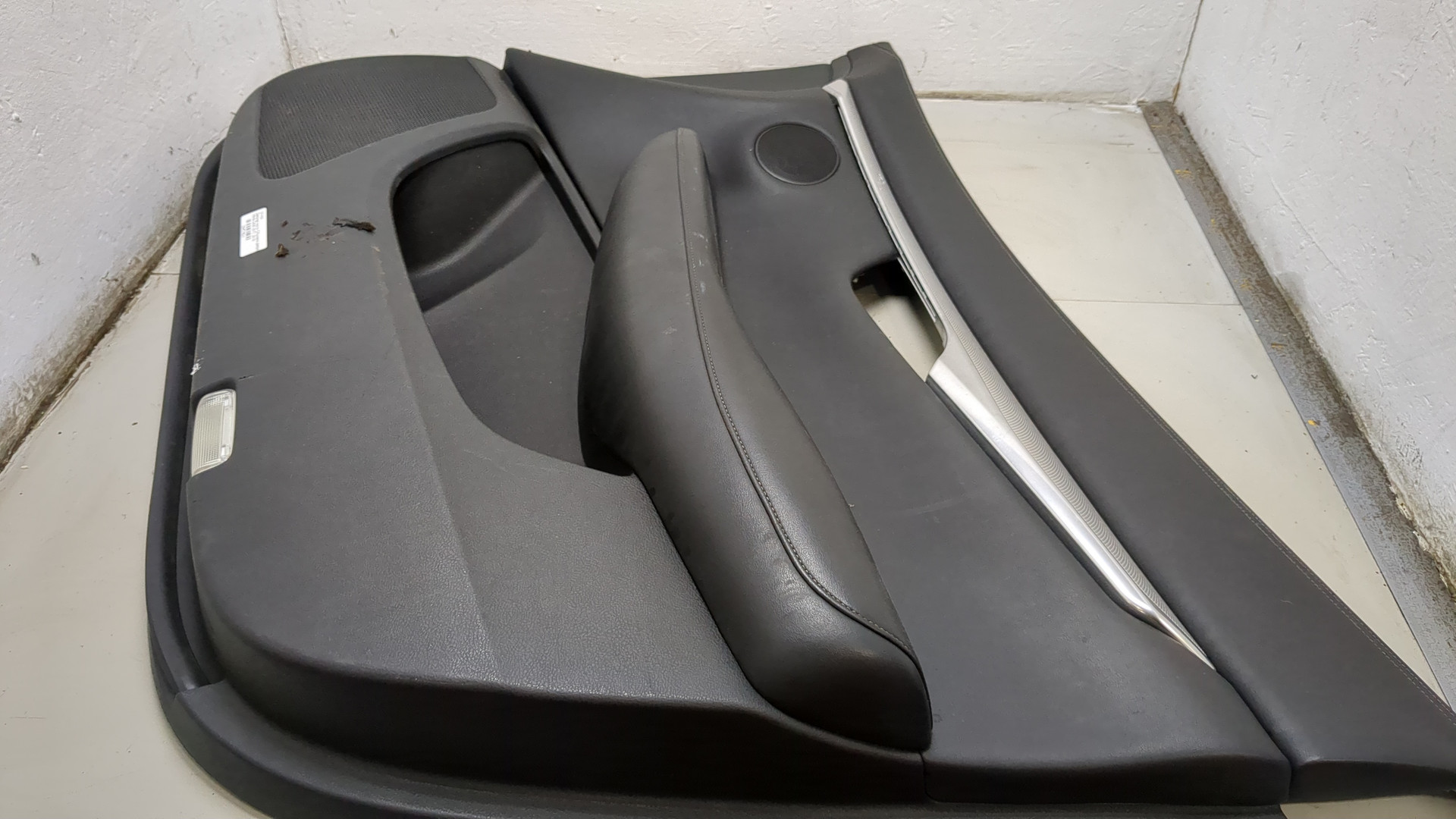 Обшивка двери передней правой