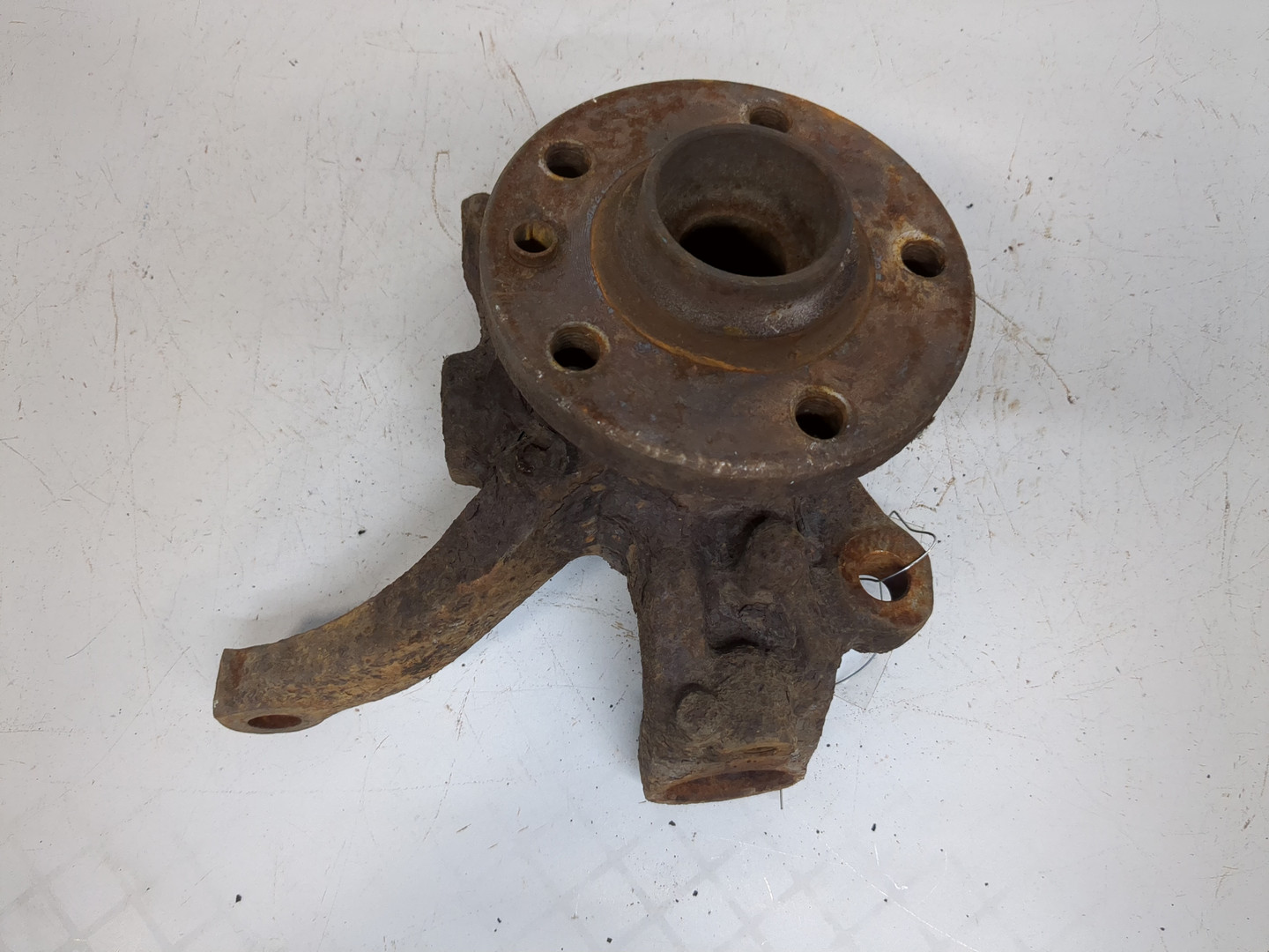 Кулак поворотный задний левый