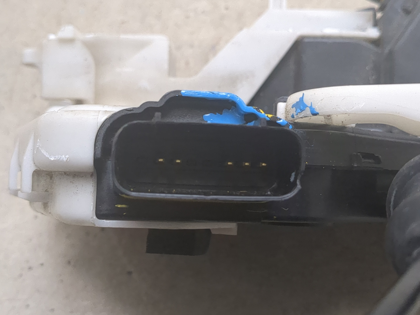 Замок двери передней левой