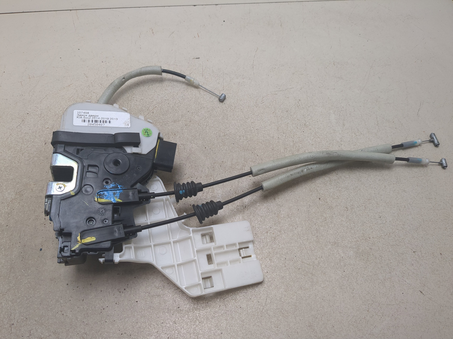 Замок двери передней левой