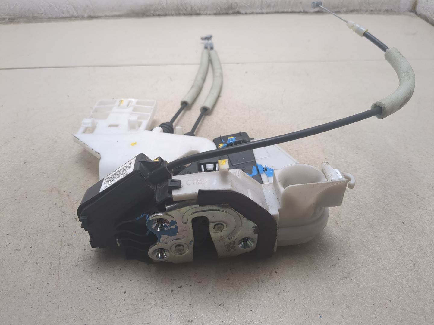 Замок двери передней левой