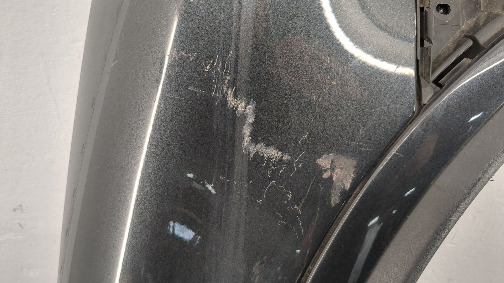 Крыло переднее правое