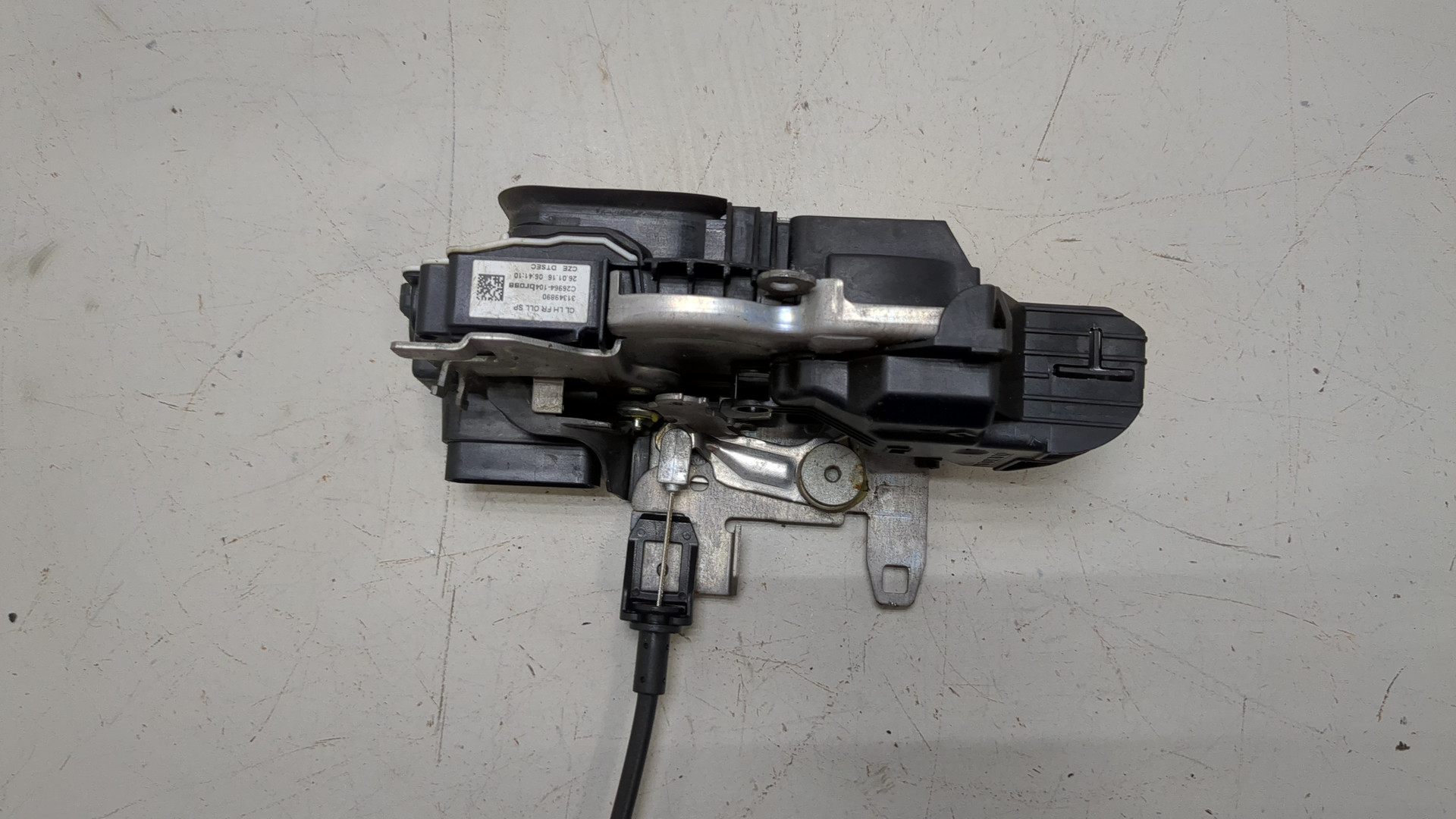 Замок двери передней левой