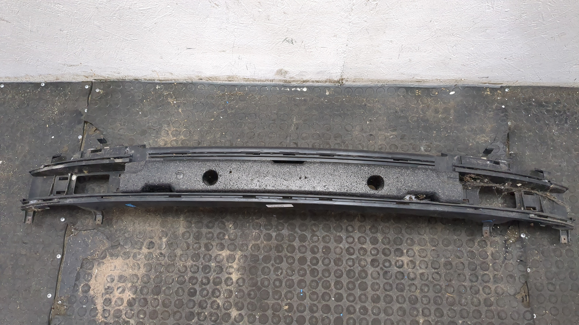 Кронштейн переднего бампера