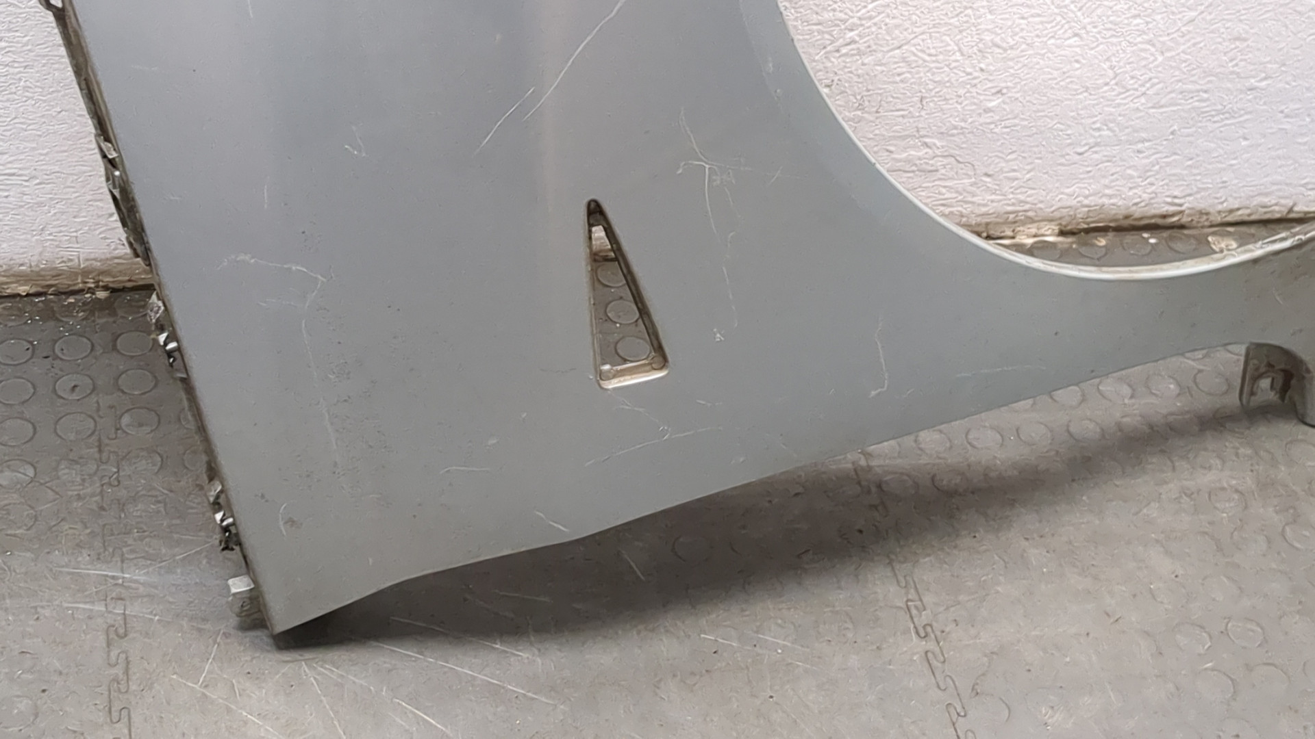 Крыло переднее правое