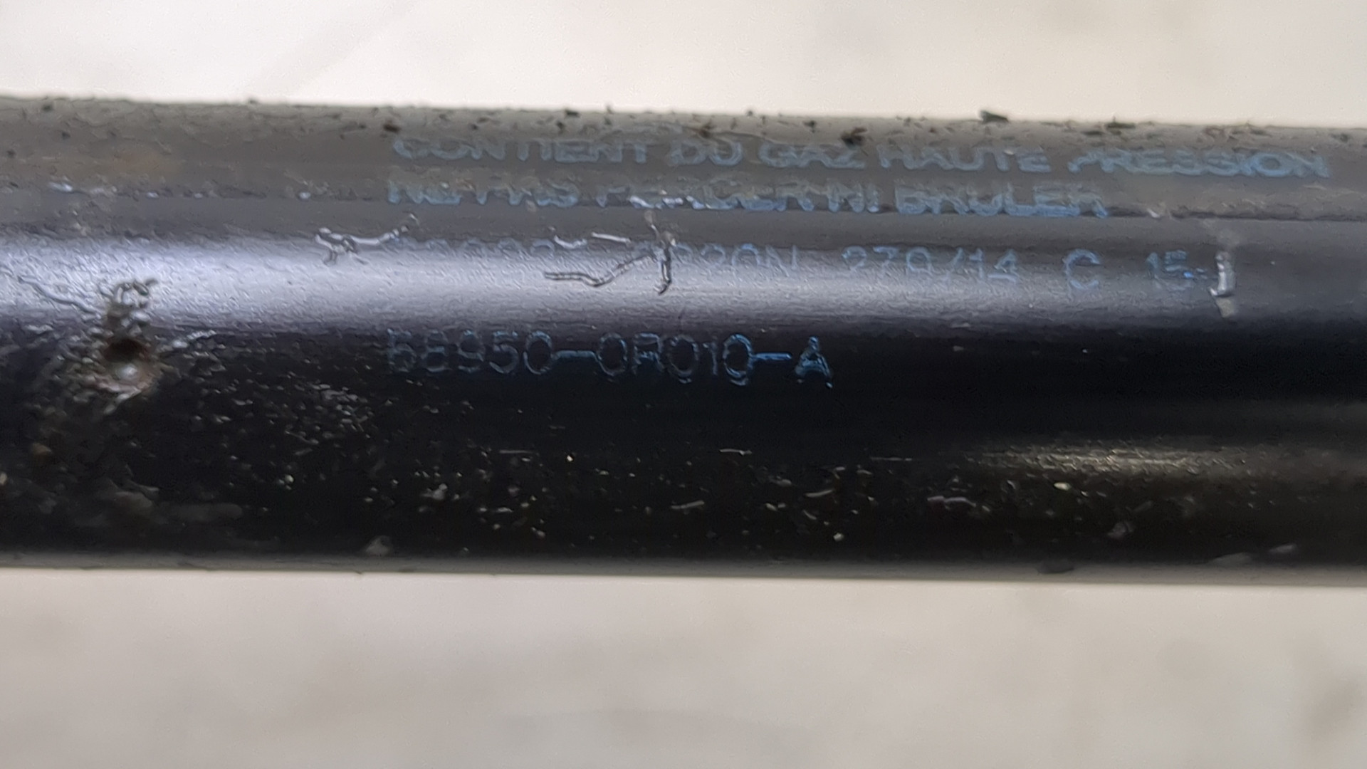 Амортизатор крышки багажника