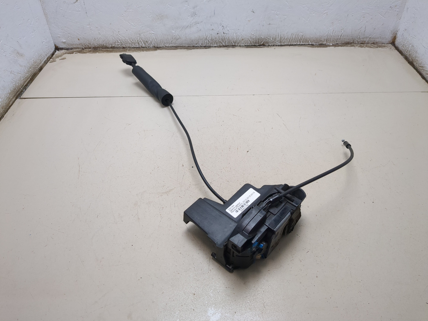 Замок двери передней левой