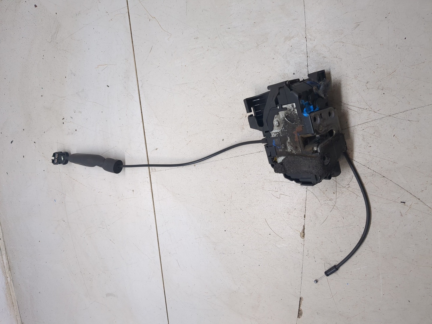 Замок двери передней левой