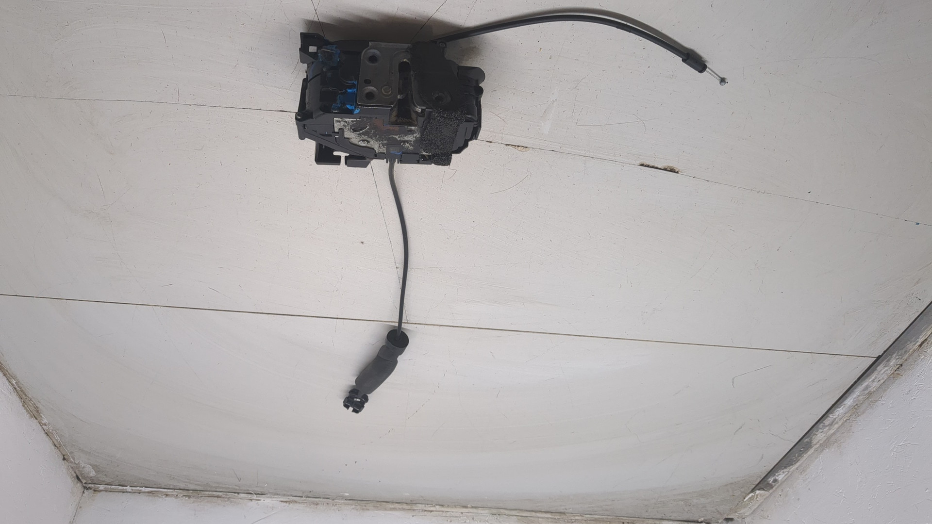 Замок двери передней левой