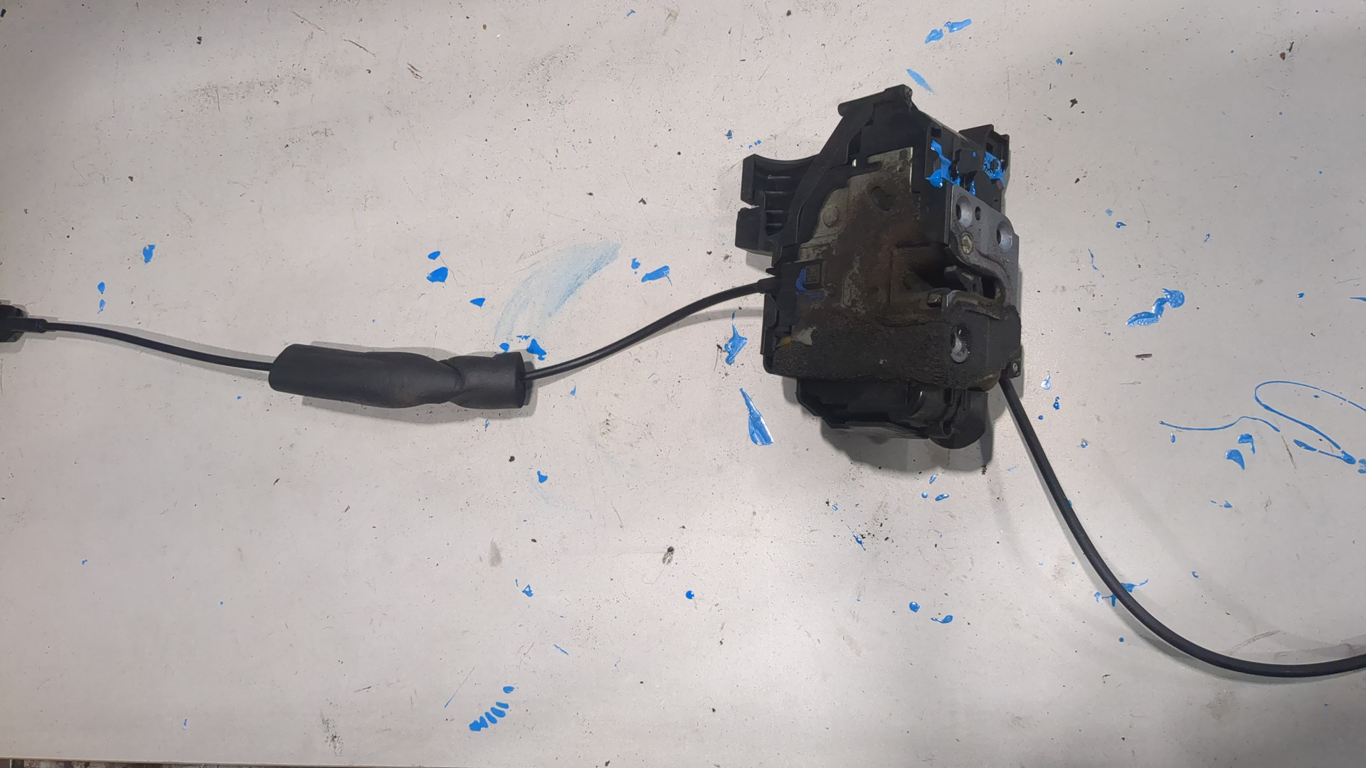 Замок двери передней левой