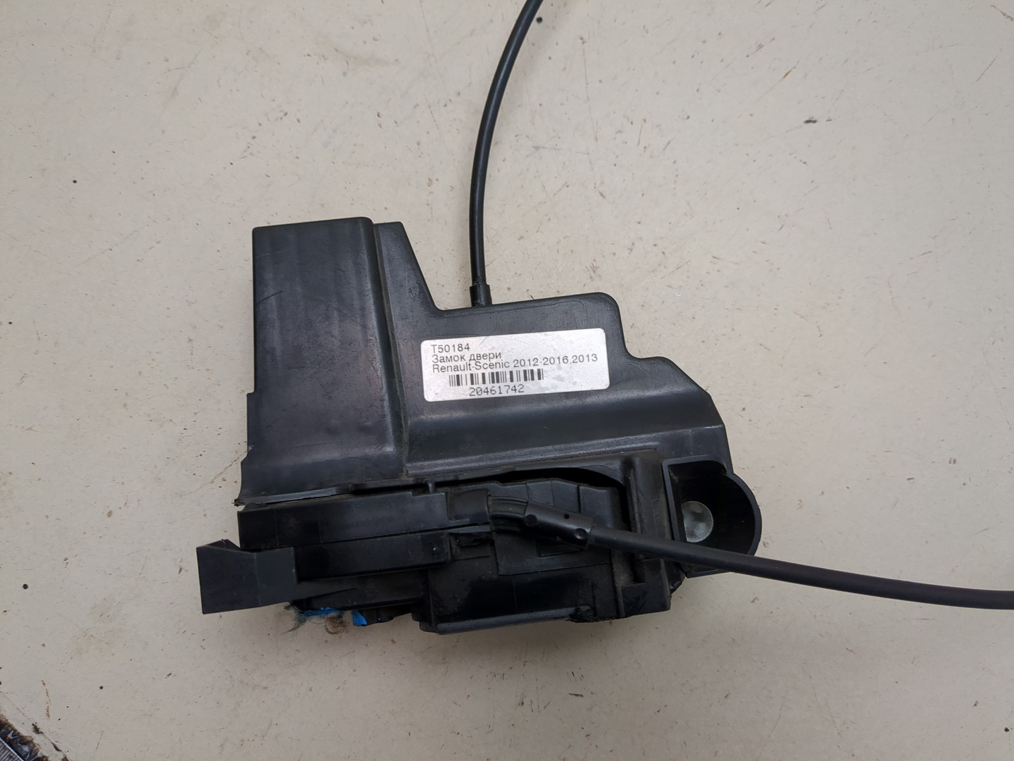 Замок двери передней левой