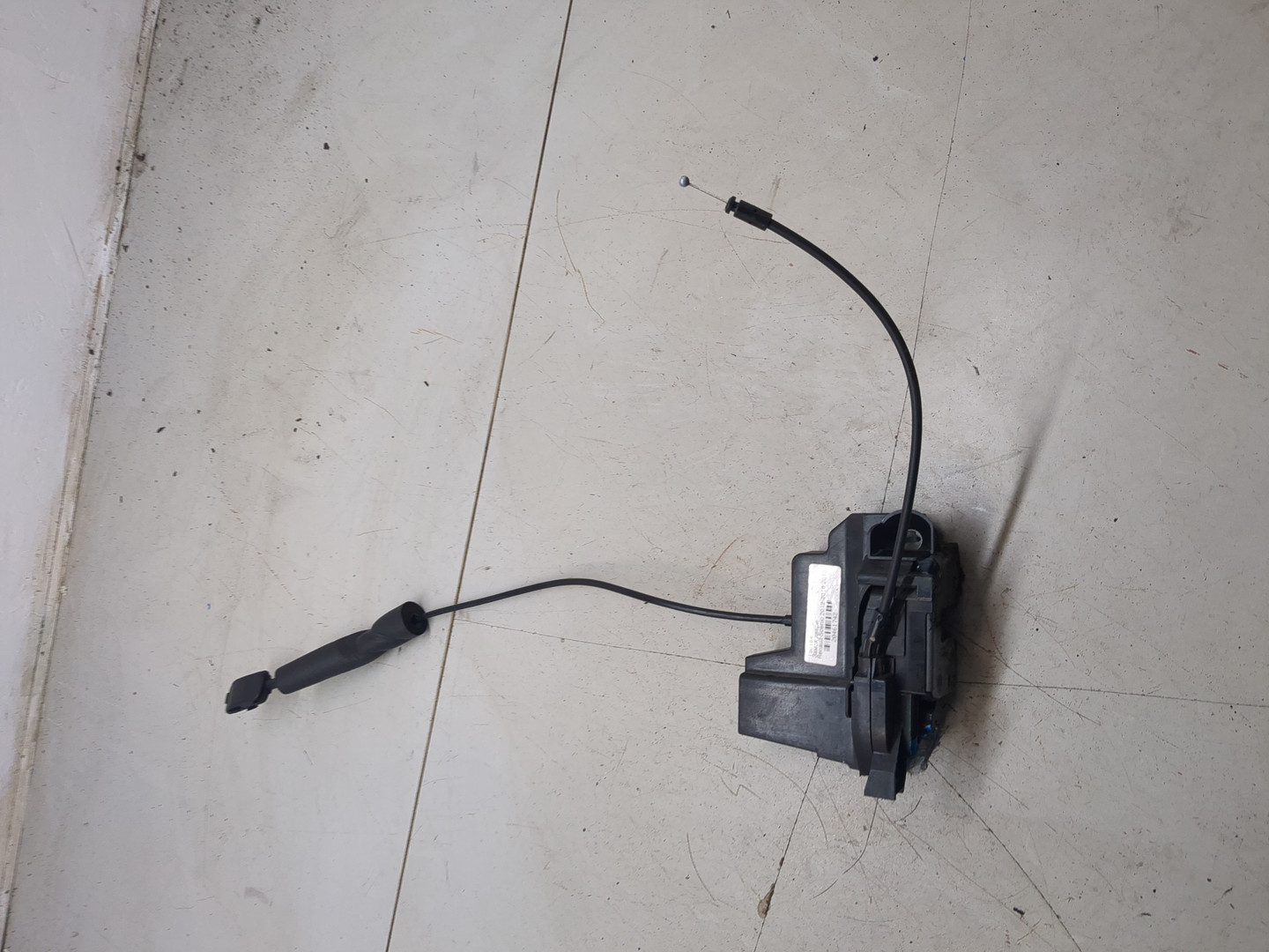 Замок двери передней левой