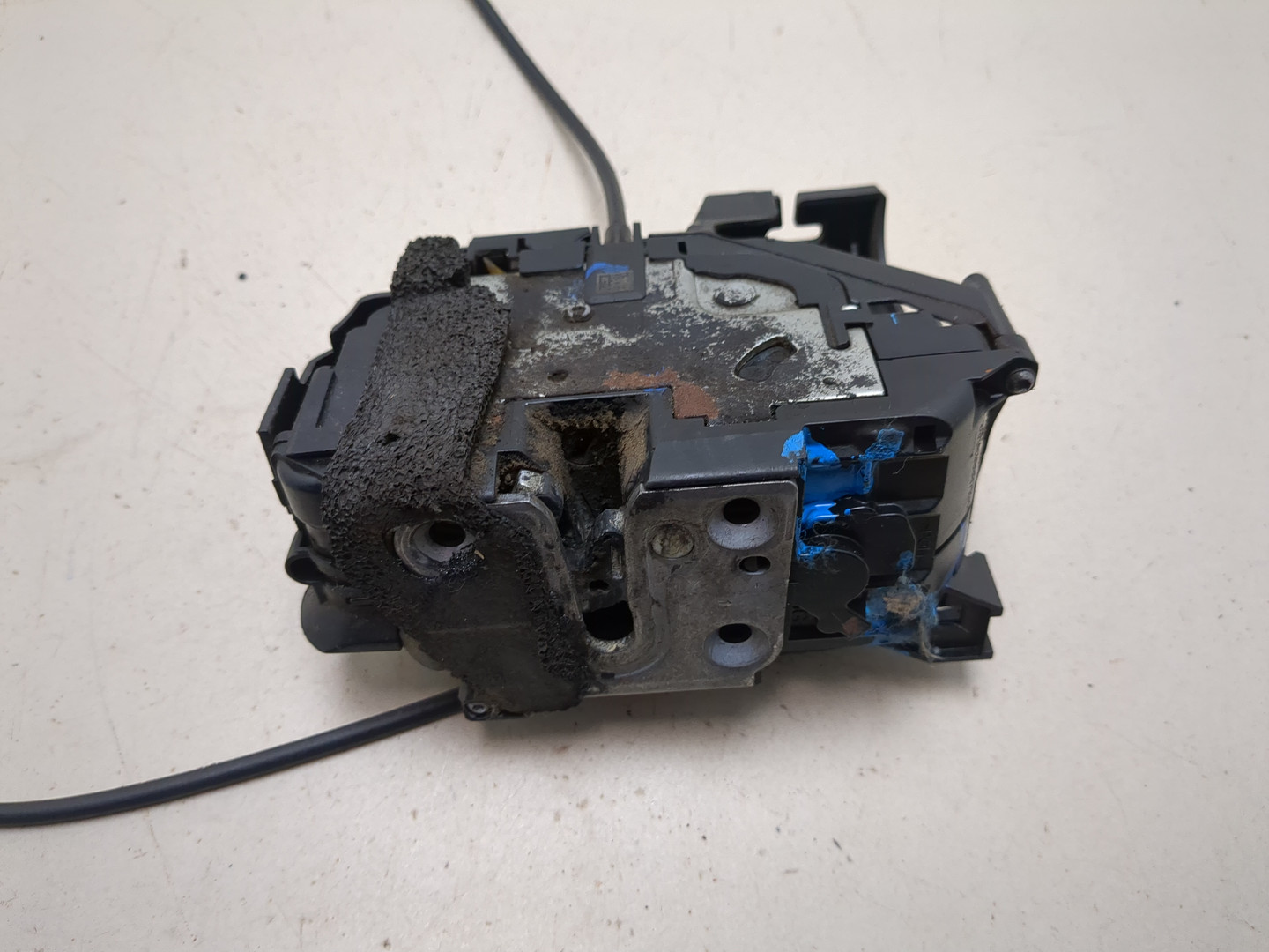 Замок двери передней левой