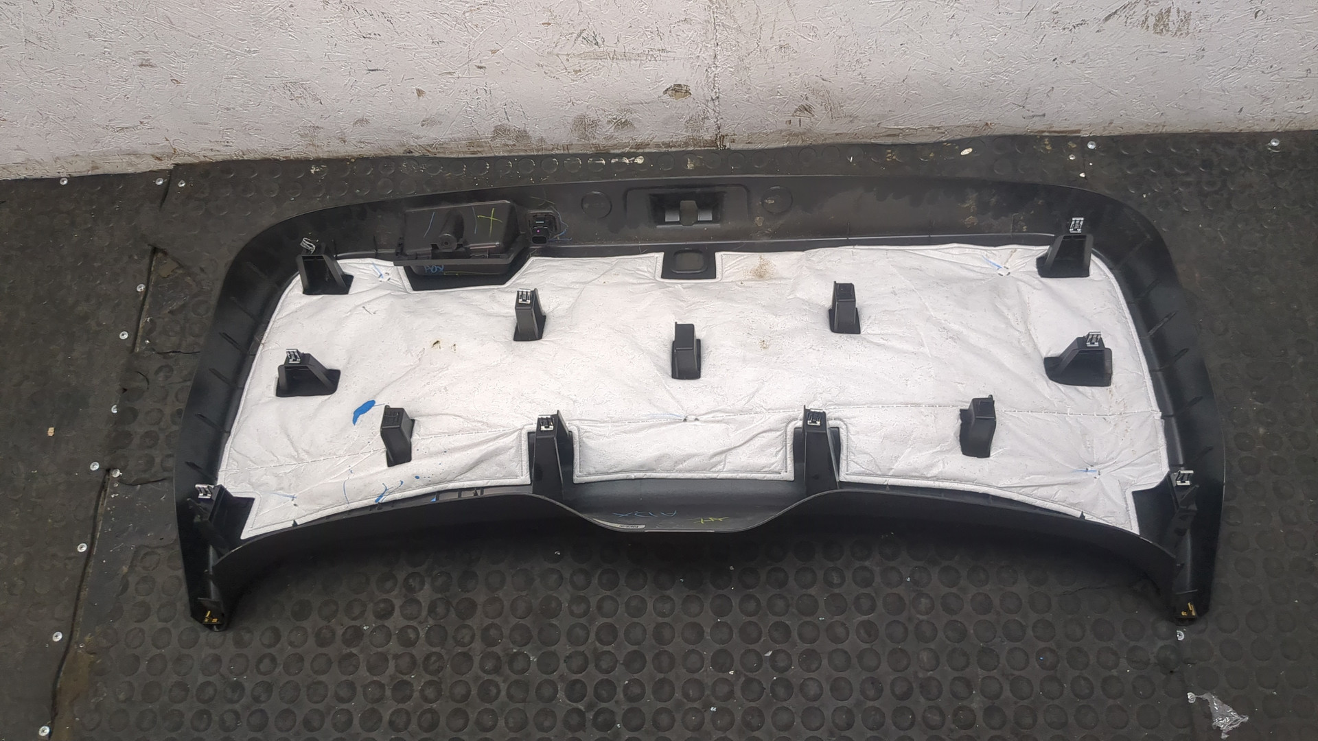 Обшивка двери багажника