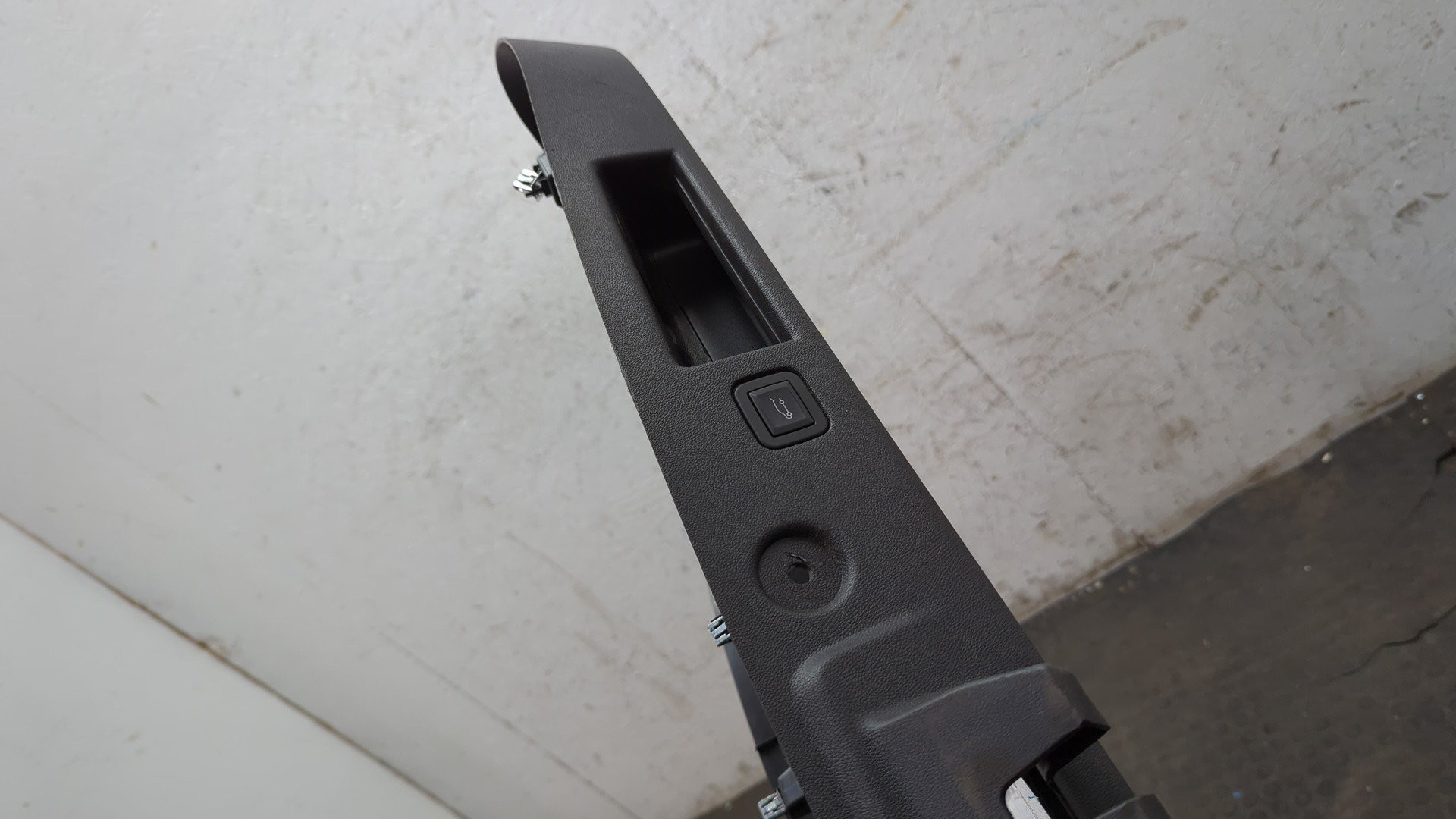 Обшивка двери багажника