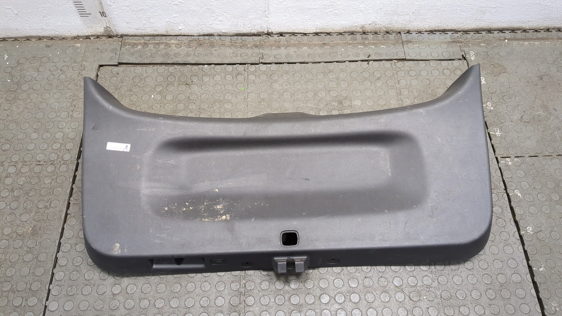 Обшивка двери багажника