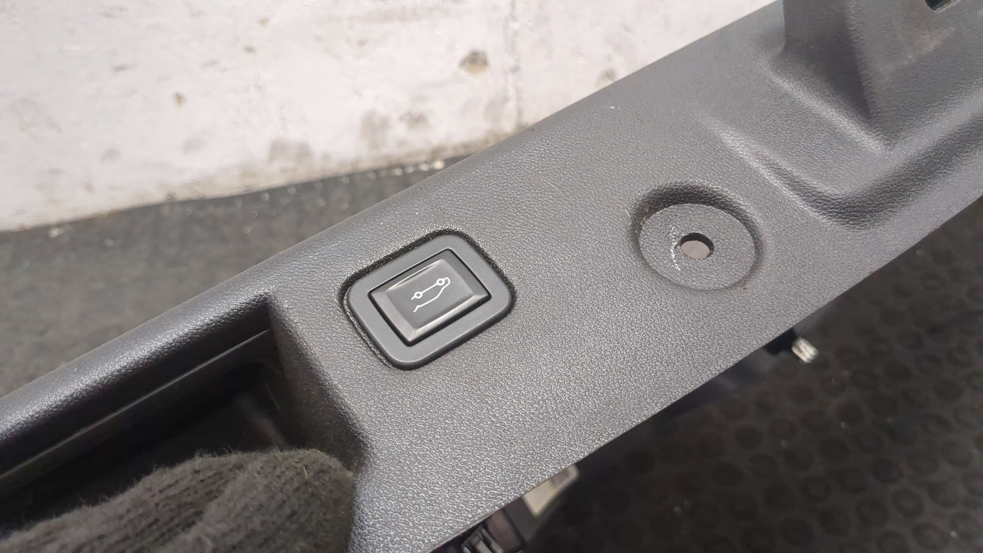 Обшивка двери багажника