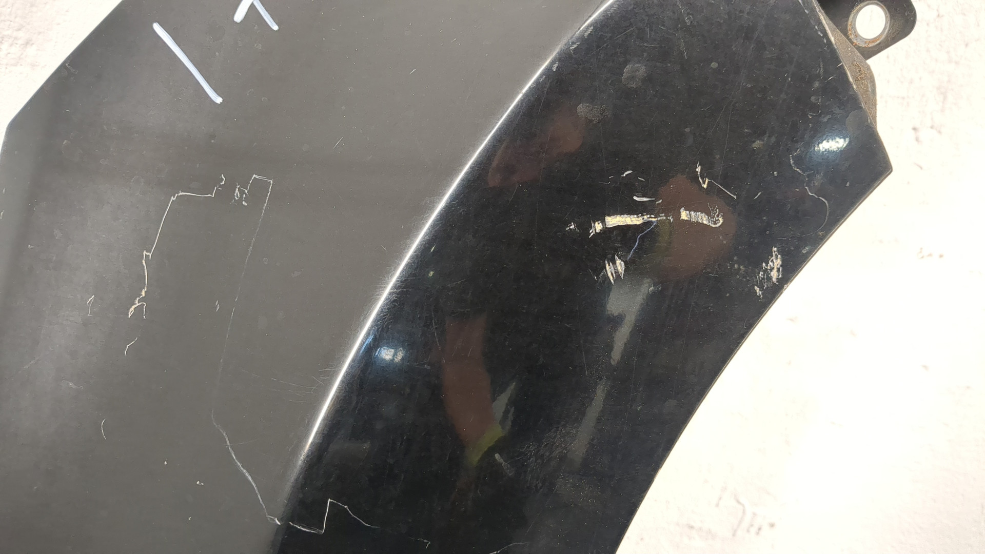 Крыло переднее правое