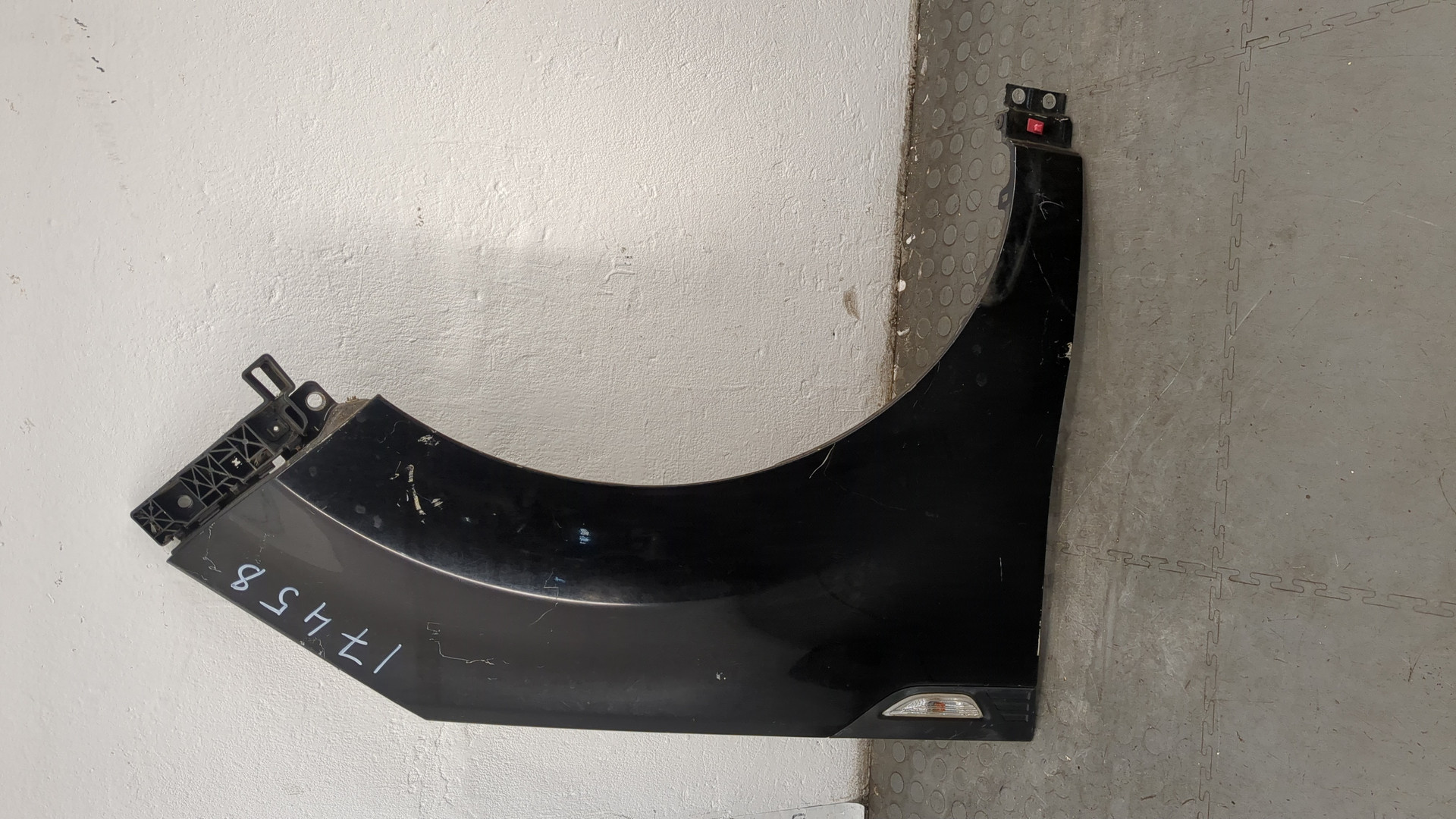 Крыло переднее правое