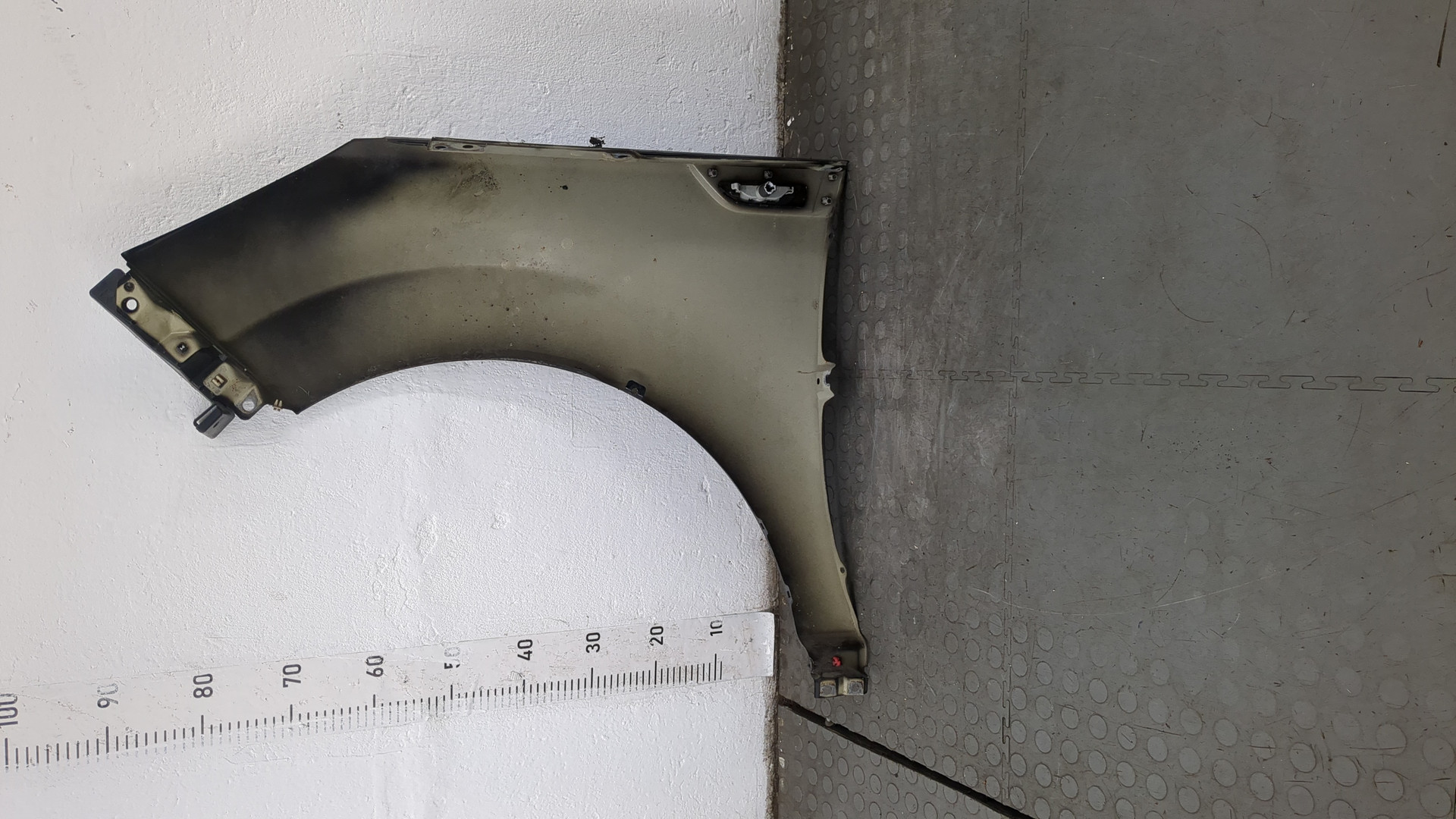 Крыло переднее правое