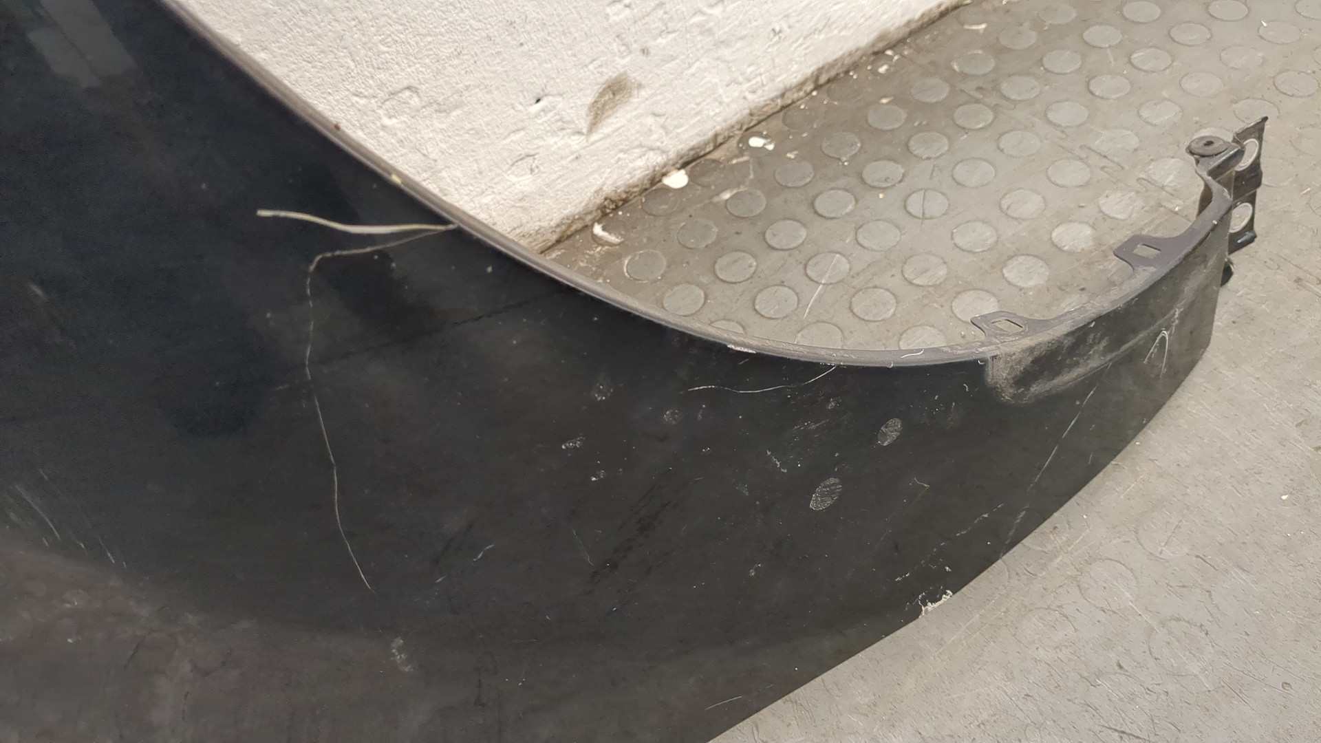 Крыло переднее правое