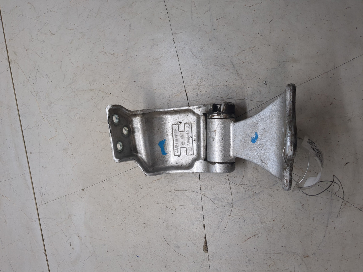 Петля двери