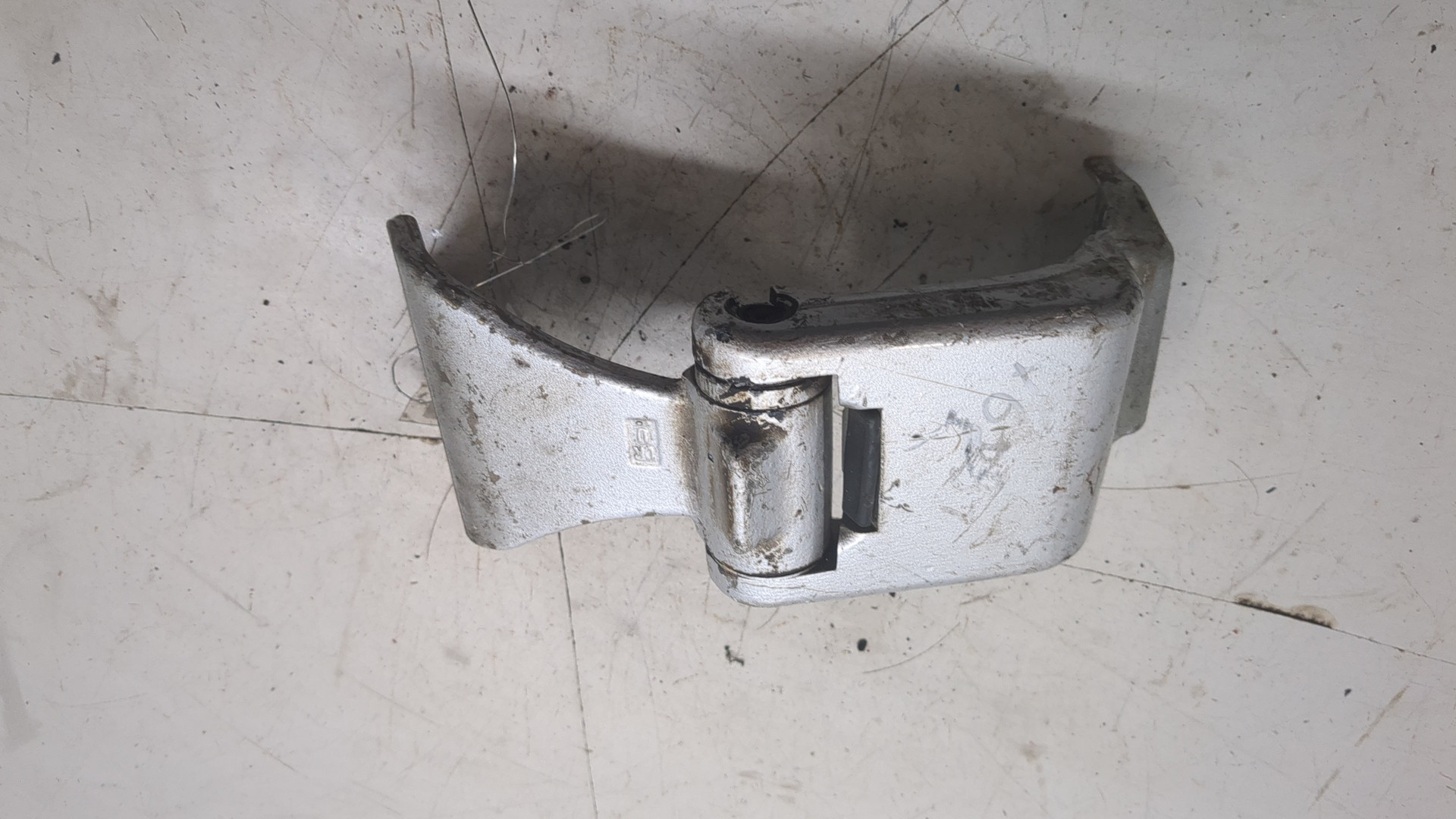 Петля двери