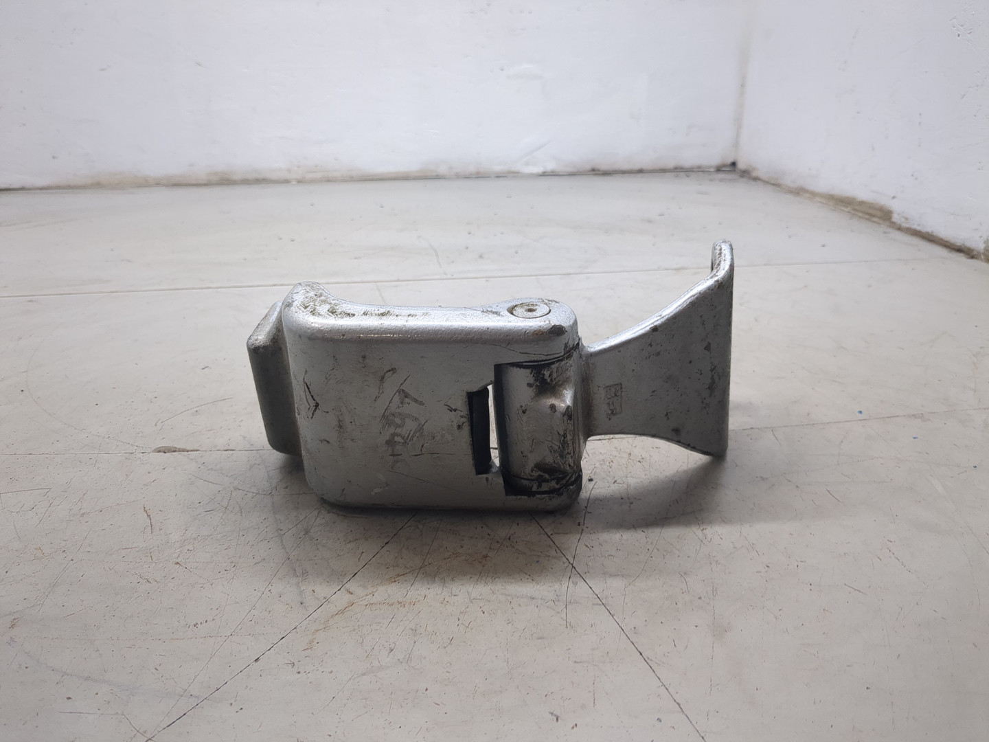 Петля двери