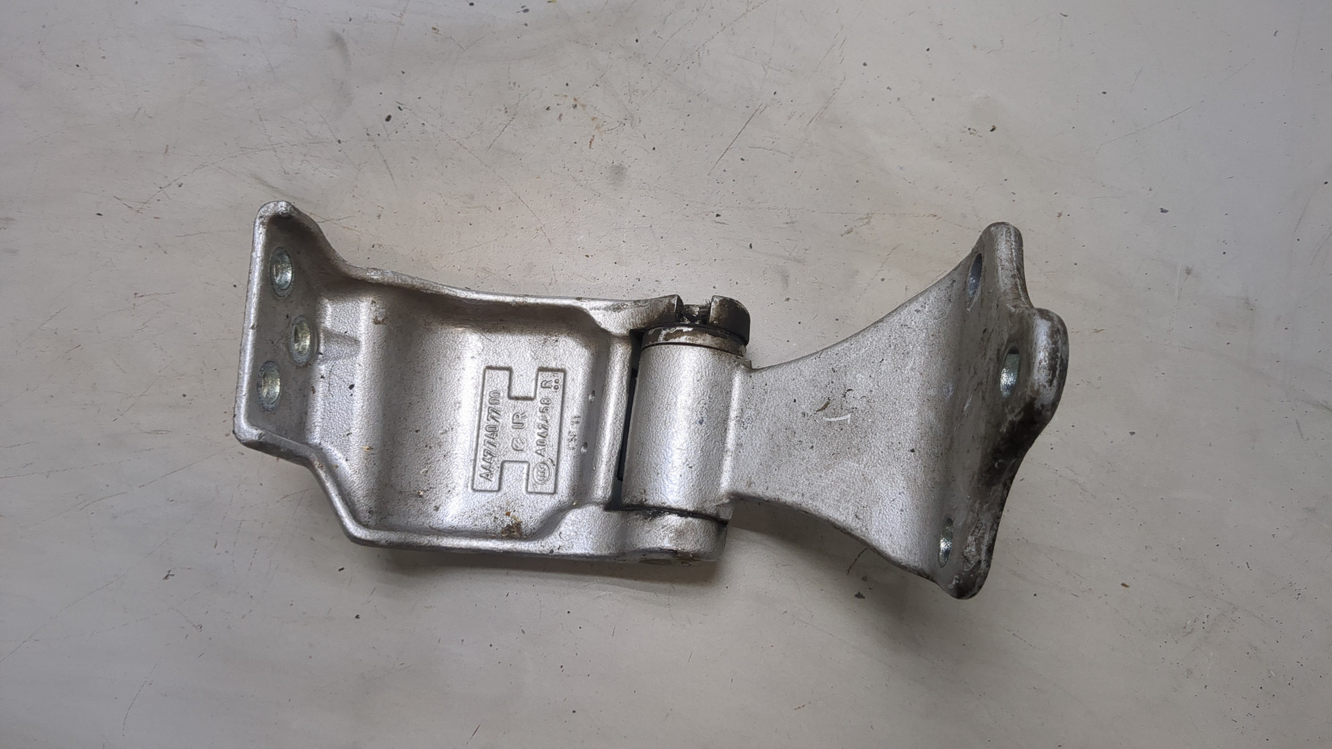 Петля двери