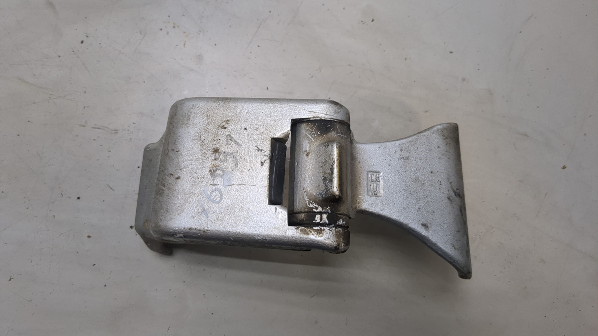 Петля двери