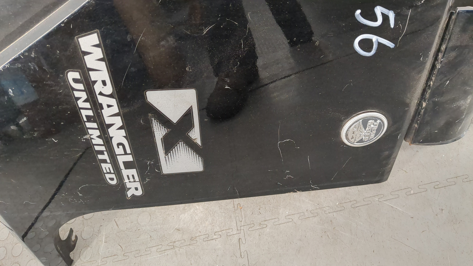 Крыло переднее левое