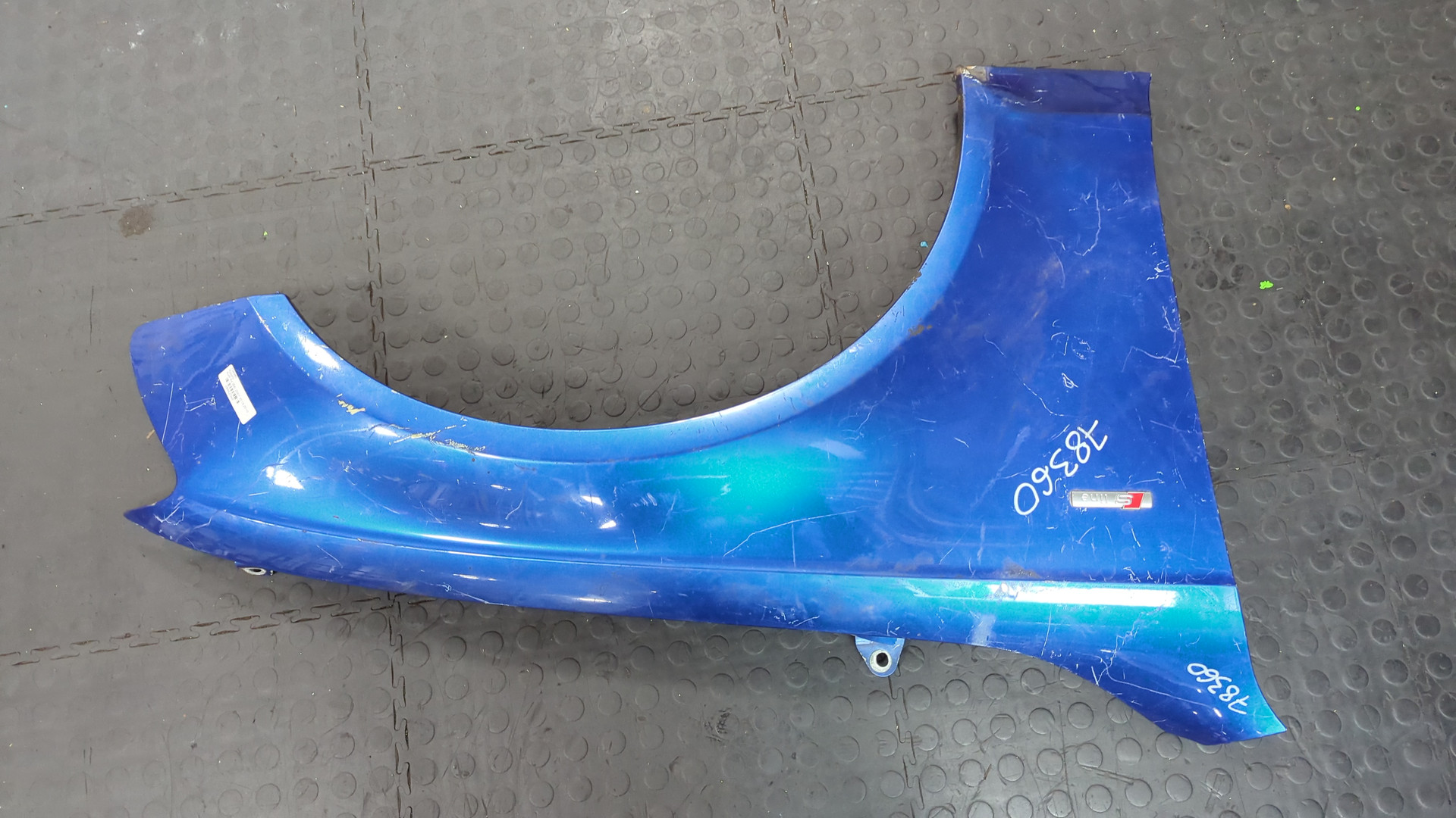 Крыло переднее правое